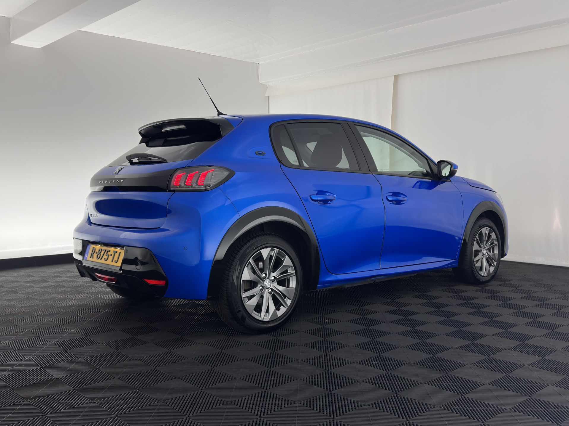 Peugeot e-208 EV Allure 50 kWh {SOH-91%} Aut *FULL-LED | DIGI-COCKPIT | BLINDSPOT | CAMERA | NAVI-FULLMAP | LANE-ASSIST | KEYLESS | DAB | CCS-FASTLOADER | TOP-VIEW | AMBIENT-LIGHT | PRIVACY-GLASS | 17"ALU*