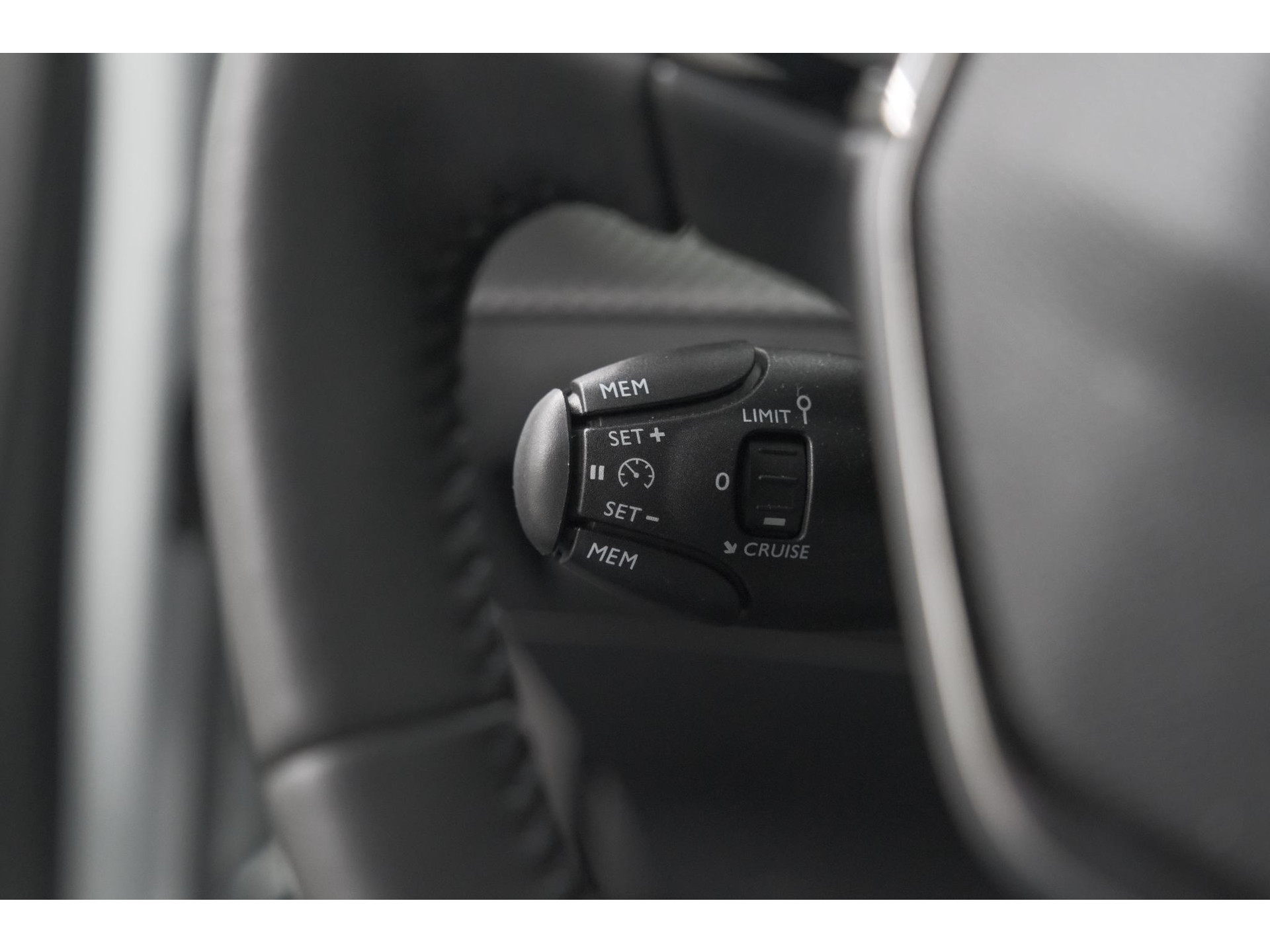 Peugeot 2008 1.2 Hybrid 145 Allure | Apple Carplay | Climate Control | Parkeersensoren Voor + Achter