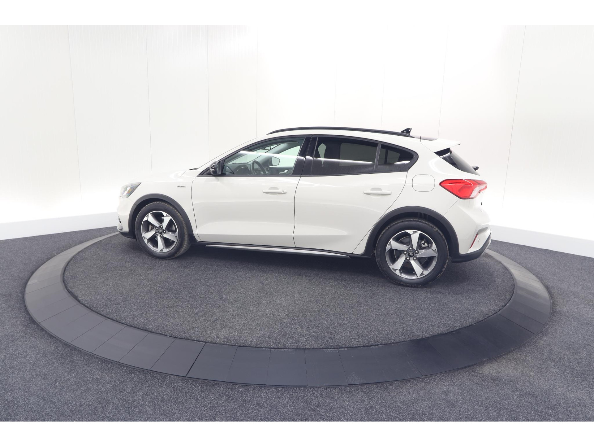 Ford Focus 1.5 EcoBoost Active Business | Lage Kilometerstand | Navigatie | Parkeersensoren | Apple Carplay