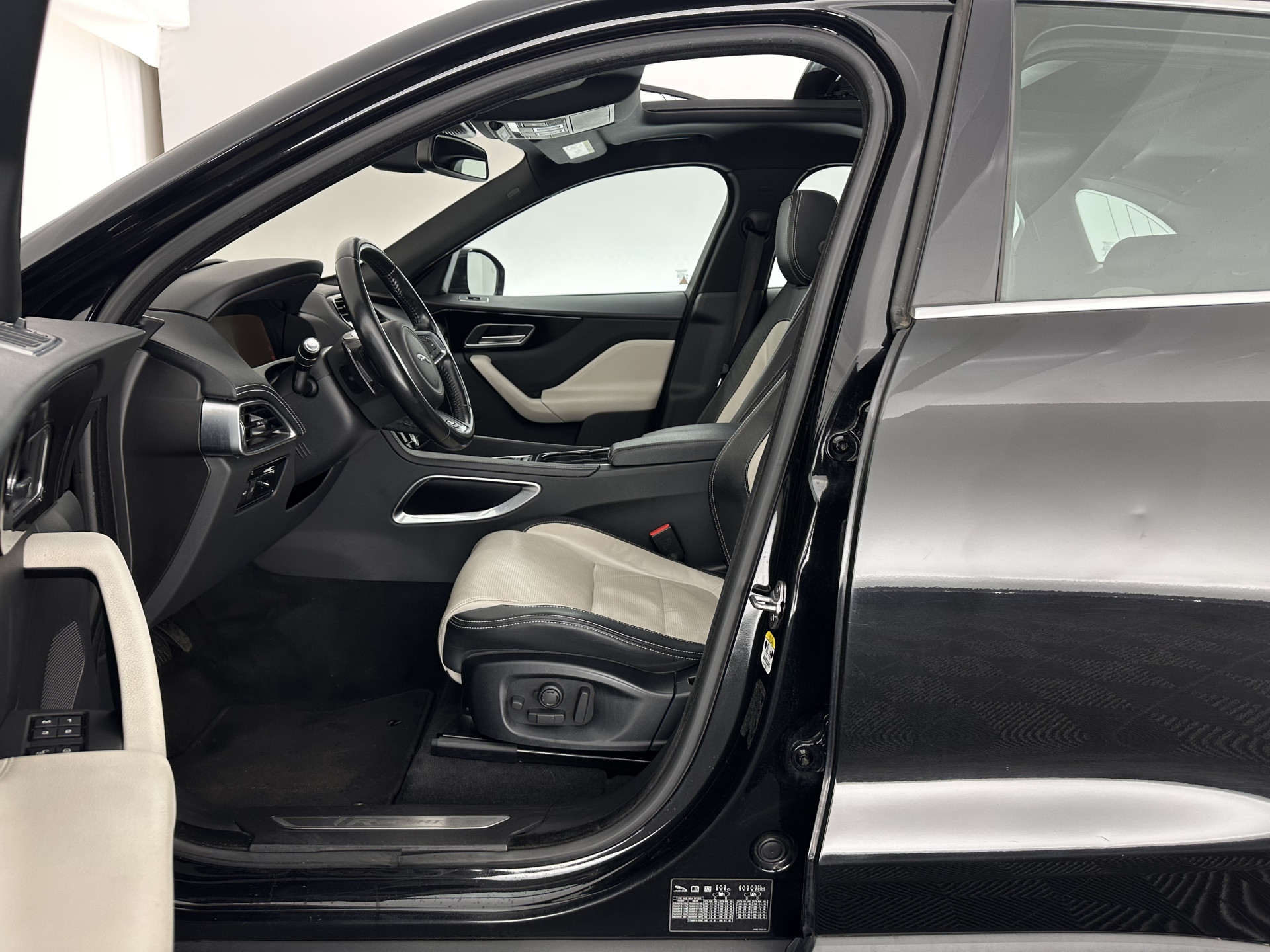 Jaguar F-PACE 3.0 S AWD R-Dynamic Aut *PANO | LEATHER | BLINDSPOT | FULL-LED | MERIDIAN-AUDIO | HEATED-SPORTSEATS | NAVI-FULLMAP | KEYLESS | CAMERA | CARPLAY | SHIFTPADDLES | PDC | LANE-ASSIST | MEMORY-PACK | DIGI-COCKPIT | .