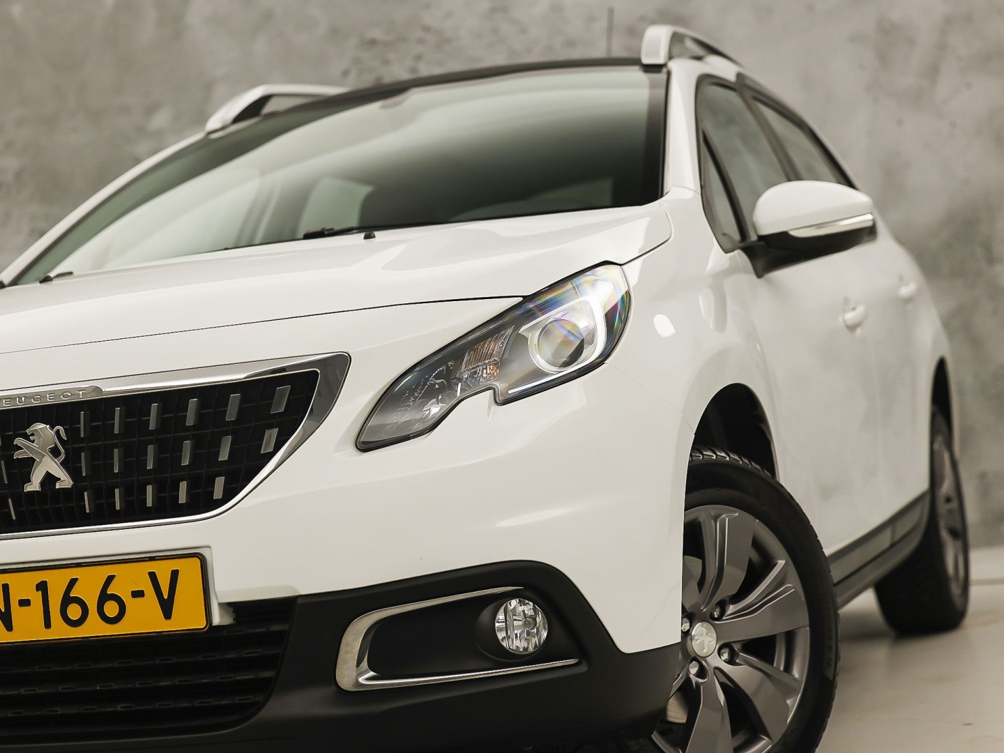 Peugeot 2008 1.2 PureTech Sport (PANORAMADAK, APPLE CARPLAY, NAVIGATIE, LM VELGEN, SPORTSTOELEN, PARKEERSENSOREN, CRUISE, NIEUWSTAAT)