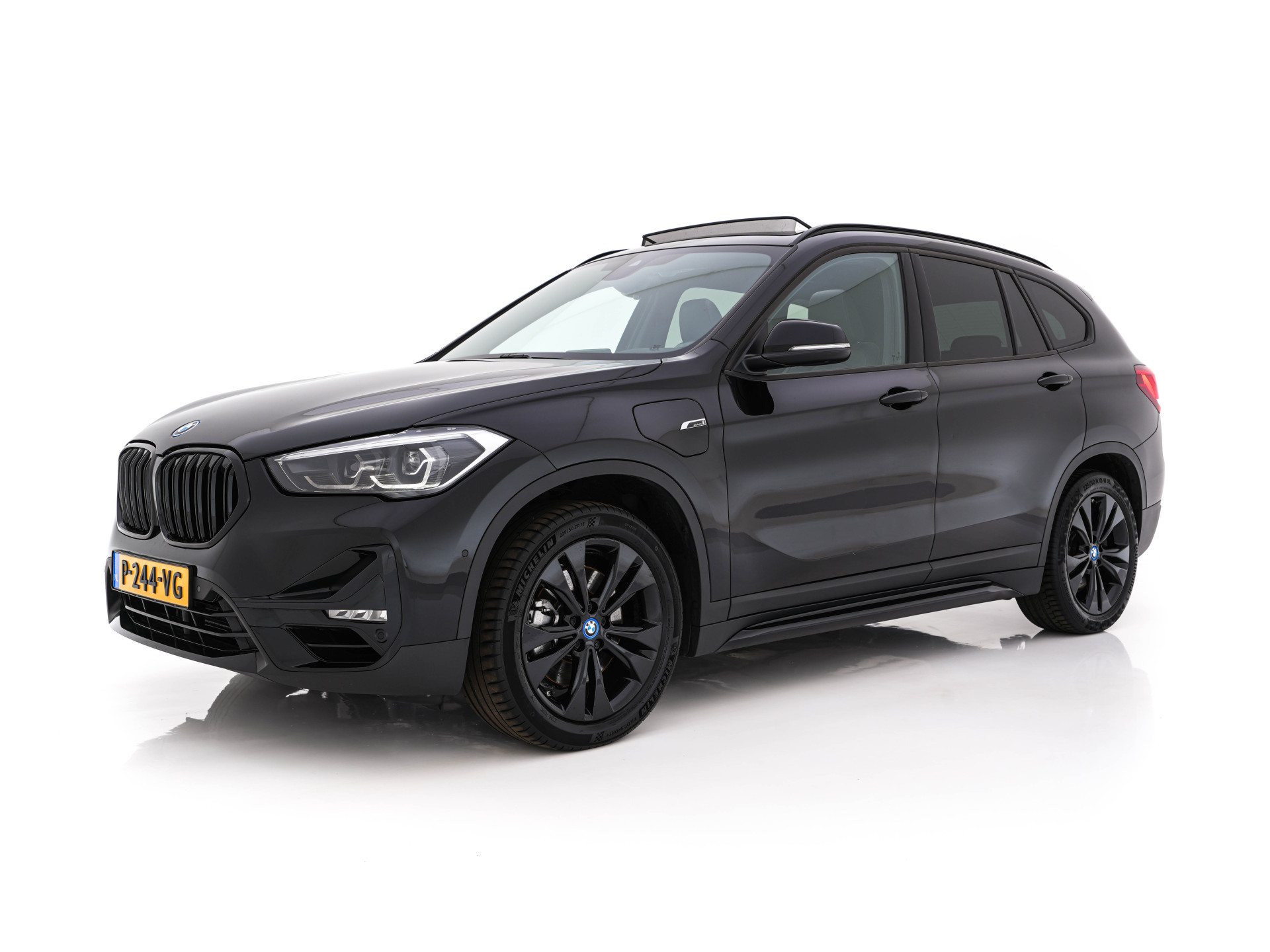 BMW X1 xDrive25e Sportline Business Edition Plus (Plug-In) (INCL-BTW) Aut. *PANO | LEATHER | FULL-LED | HEATED-SPORTSEATS | HIFI-SYSTEM | CAMERA | PRIVACYGLASS | NAVI-FULLMAP | ECC | HEAD-UP | PDC | KEYLESS | DAB | CRUISE | TOWBAR | AMBIENTLIGHT | 18