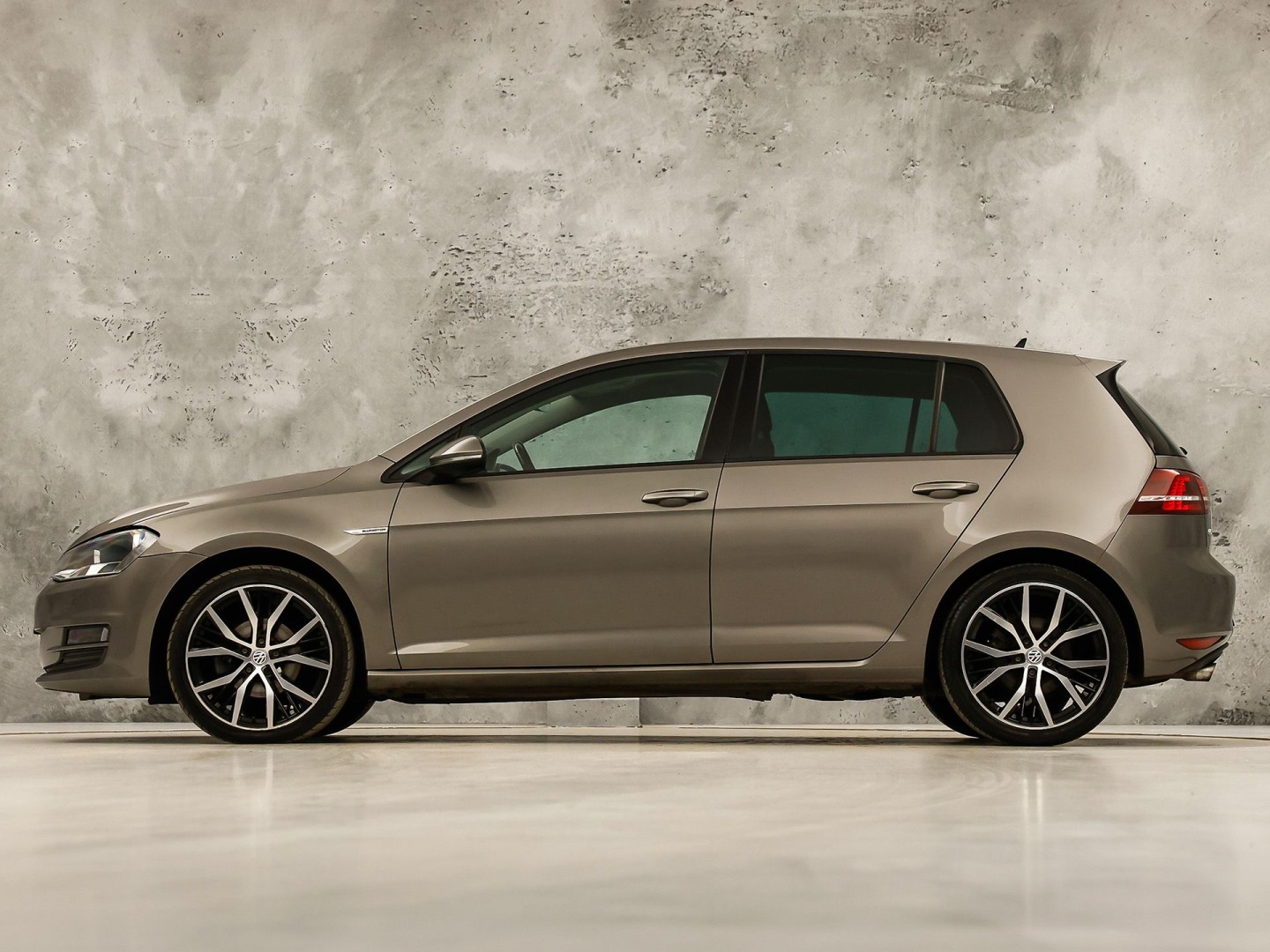 Volkswagen Golf 1.0 TSI Sportline Automaat (APPLE CARPLAY, NAVIGATIE, CAMERA, CLIMATE, SPORTSTOELEN, GETINT GLAS, LM VELGEN, CRUISE, NIEUWSTAAT)