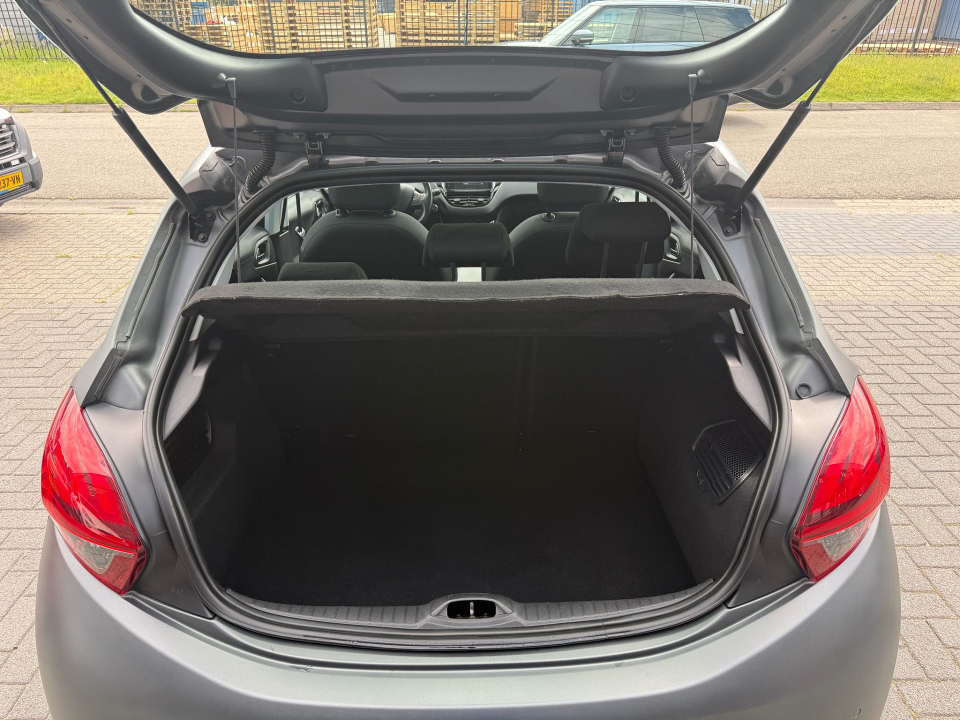 Peugeot 208 1.2 110PK Allure | 2E EIGENAAR | 3/6/12MND GARANTIE | PANO | DAB | CARPLAY | NAVI | CRUISE | JBL | AIRCO | TREKHAAK | MAT |