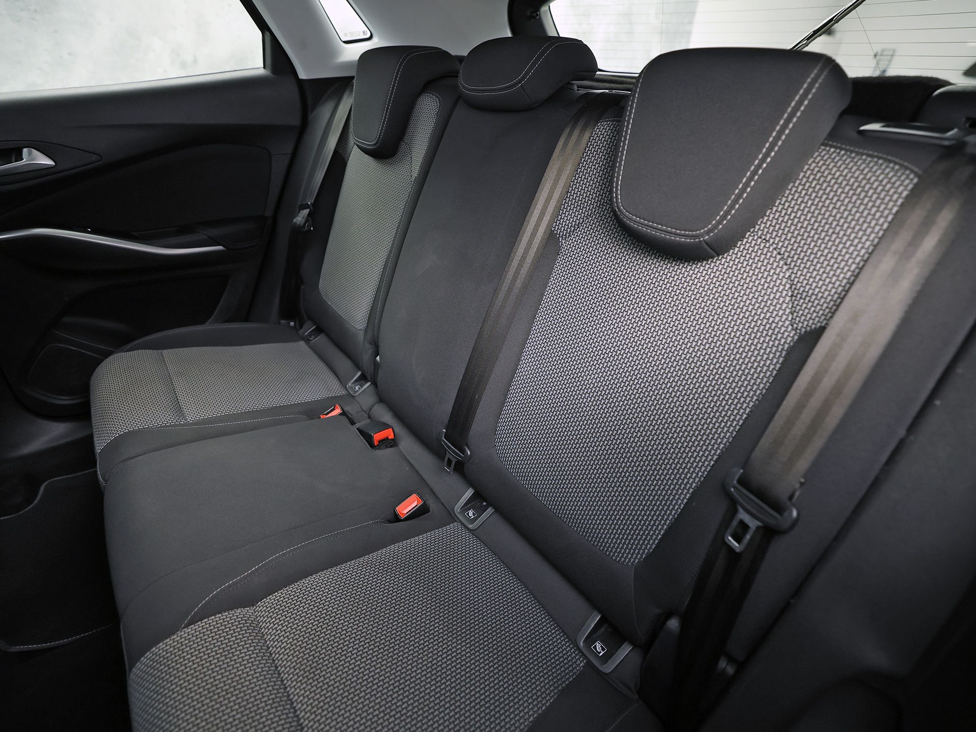 Opel Grandland X 1.2 Turbo Sport Automaat (APPLE CARPLAY, GROOT NAVI, CLIMATE, STUUR/STOELVERWARMING, SPORTSTOELEN, PARKEERSENSOREN, GETINT GLAS, CRUISE, NIEUWSTAAT)
