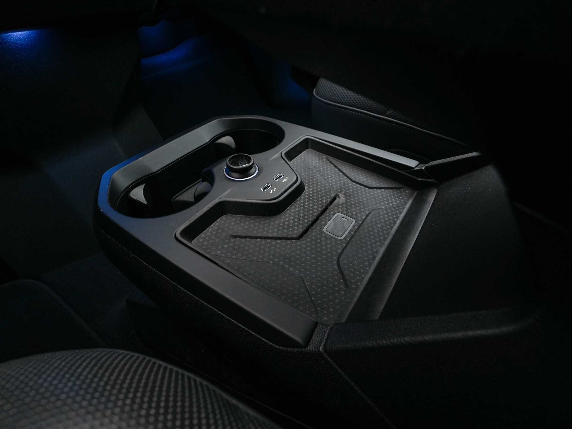 BMW iX xDrive40 High Executive 77 kWh ( 3-Fase ) {SOH-100%} (INCL-BTW) Aut. *PANO | HEAD-UP | HARMAN/KARDON-SURROUND | SOFT-CLOSE | DAB+ | DIGI-COCKPIT | HEATED-COMFORTSEATS | FULL-LED | CARPLAY | TOWBAR | AMBIENT-LIGHT | TOPVIEW | MEMORY-PACK |