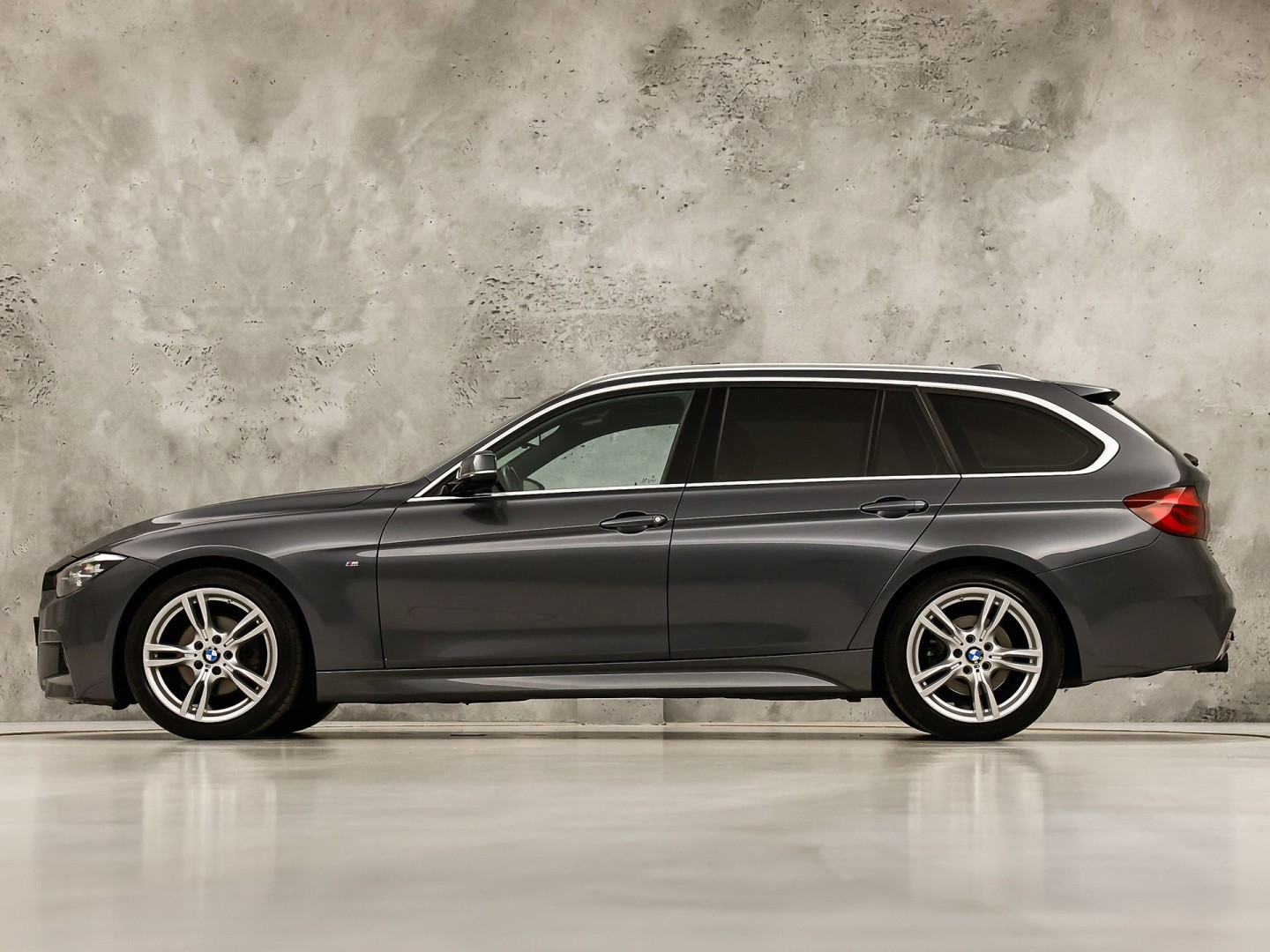 BMW 3 Serie 318i M Sport Automaat (PANORAMADAK, M PAKKET, GROOT NAVI, CAMERA, DEALER ONDERHOUDEN, COGNAC LEDER, SPORTSTOELEN, STOELVERWARMING, VIRTUAL COCKPIT, NIEUWSTAAT)