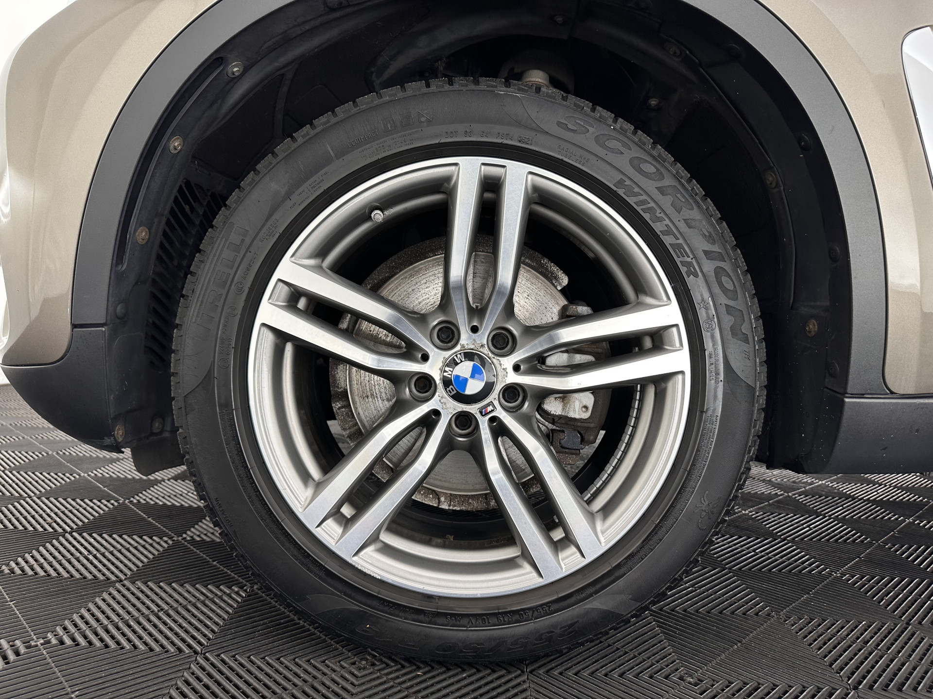 BMW X6 xDrive30d High Executive (INCL-BTW) Aut. *PANO | LEATHER | FULL-LED | HARMAN/KARDON | BLINDSPOT | MEMORY-PACK | DIGI-COCKPIT | HEATED-COMFORTSEATS | NAVI-FULLMAP | PRIVACYGLASS | HEAD-UP | ADAPTIVE-CRUISE | 19"ALU*