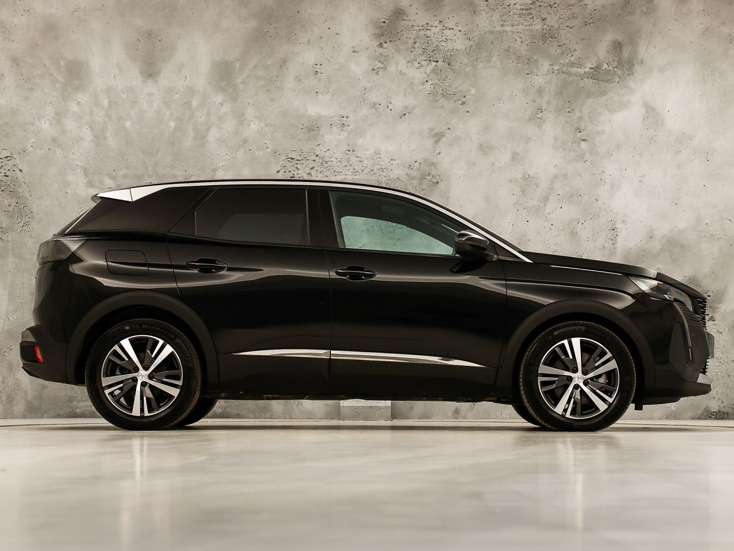 Peugeot 3008 1.6 HYbrid 225 Allure Sport 225Pk Automaat (APPLE CARPLAY, GROOT NAVI, 99% SOH, 360 CAMERA, LEDER, SPORTSTOELEN, ZWART HEMEL, GETINT GLAS, NIEUWSTAAT)