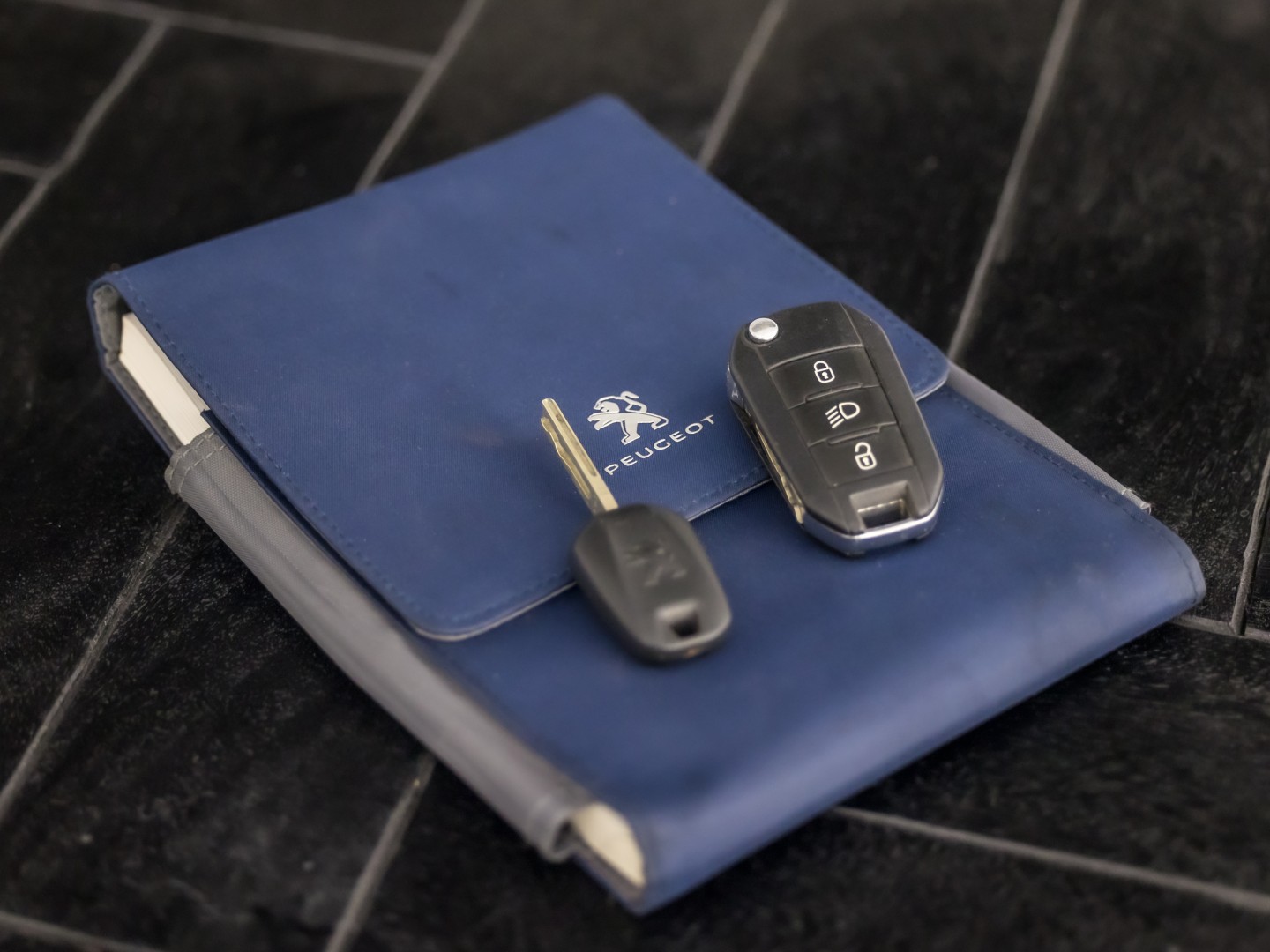 Peugeot 2008 1.2 VTi Sport (PANORAMADAK, NAVIGATIE, PARKEERSENSOREN, SPORTSTOELEN, CRUISE, NIEUWE APK, NIEUWSTAAT)