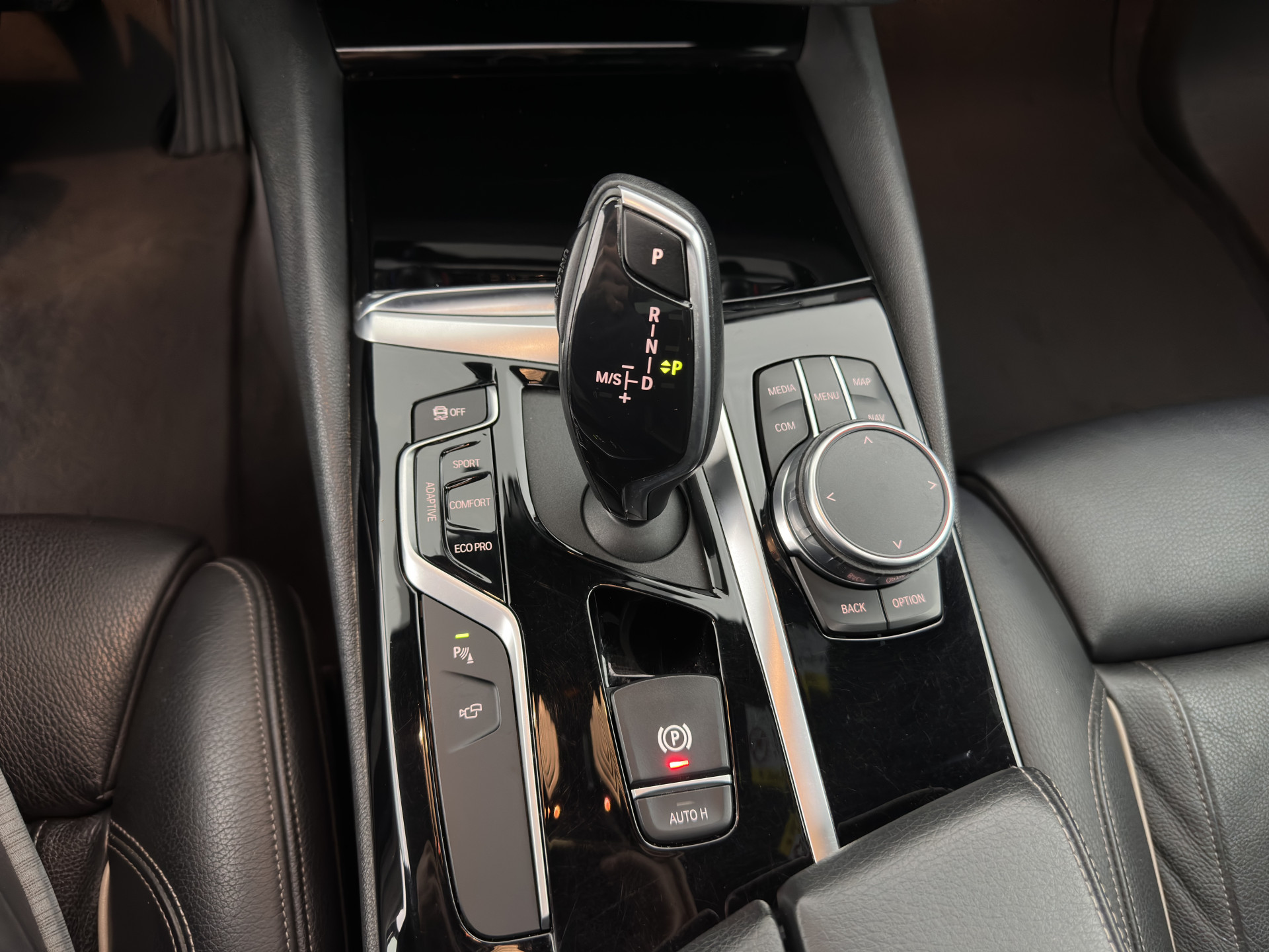 BMW 5-serie Touring 530d Sportline High Executive Aut. *PANO | LEATHER | FULL-LED | MEMORY-PACK | TOP-VIEW | HEATED-COMFORTSEATS | NAVI-FULLMAP | PRIVACY-GLASS | AMBIENT-LIGHT | ECC | CARPLAY | PDC | TOWBAR | SHIFT-PADDLES | 20"ALU*