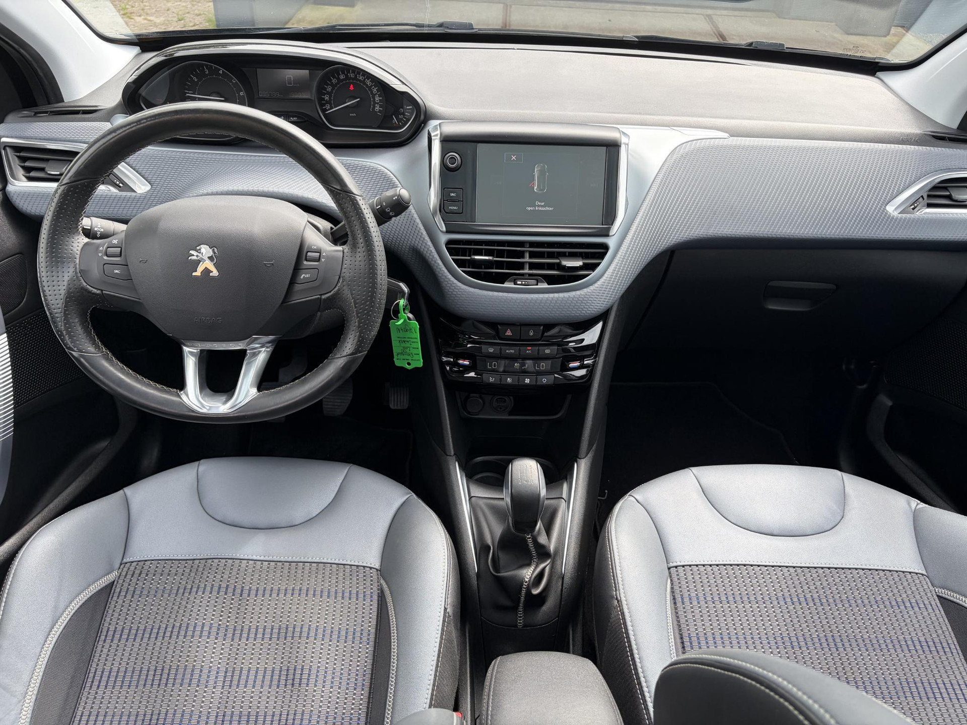 Peugeot 208 1.2 PureTech Allure D-riem vv in 2022,2e Eigenaar,110pk,Dealer Onderhouden,Pano,Carplay,Camera,Clima,Cruise,5 Deurs,Halfleder,Pdc,N.A.P,Lm velgen,Apk tot 05-2027