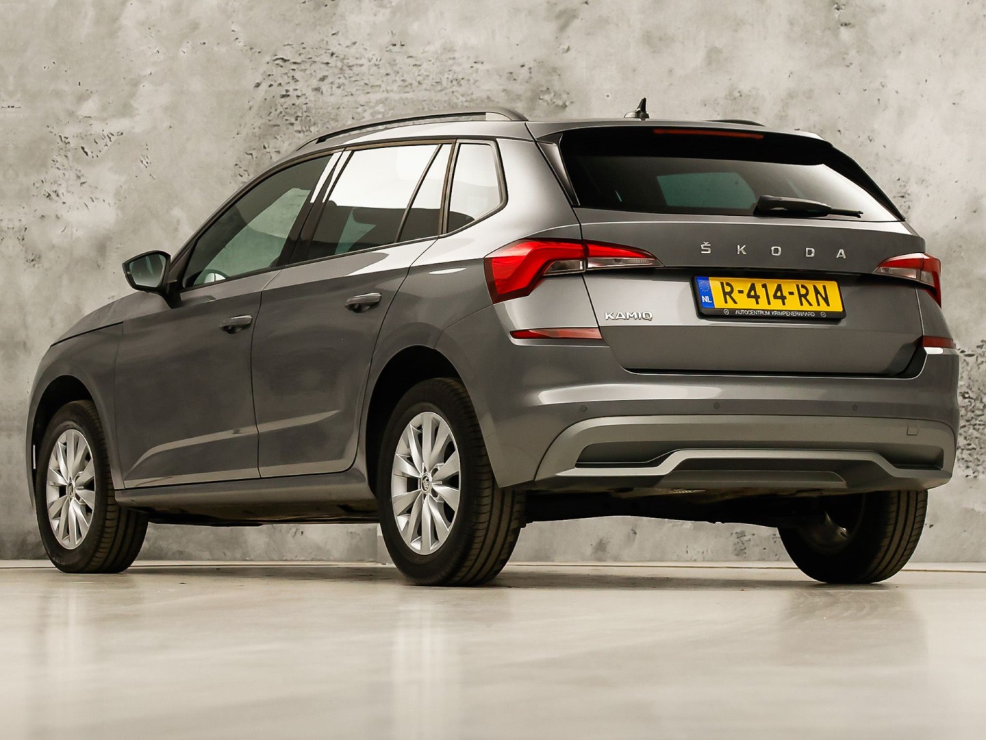 Škoda Kamiq 1.0 TSI Sport Automaat (KUIPSTOELEN, VIRTUAL COCKPIT, APPLE CARPLAY, GROOT NAVI, STOELVERWARMING, ADAPTIVE CRUISE, GETINT GLAS, ZWART HEMEL, NIEUWSTAAT)