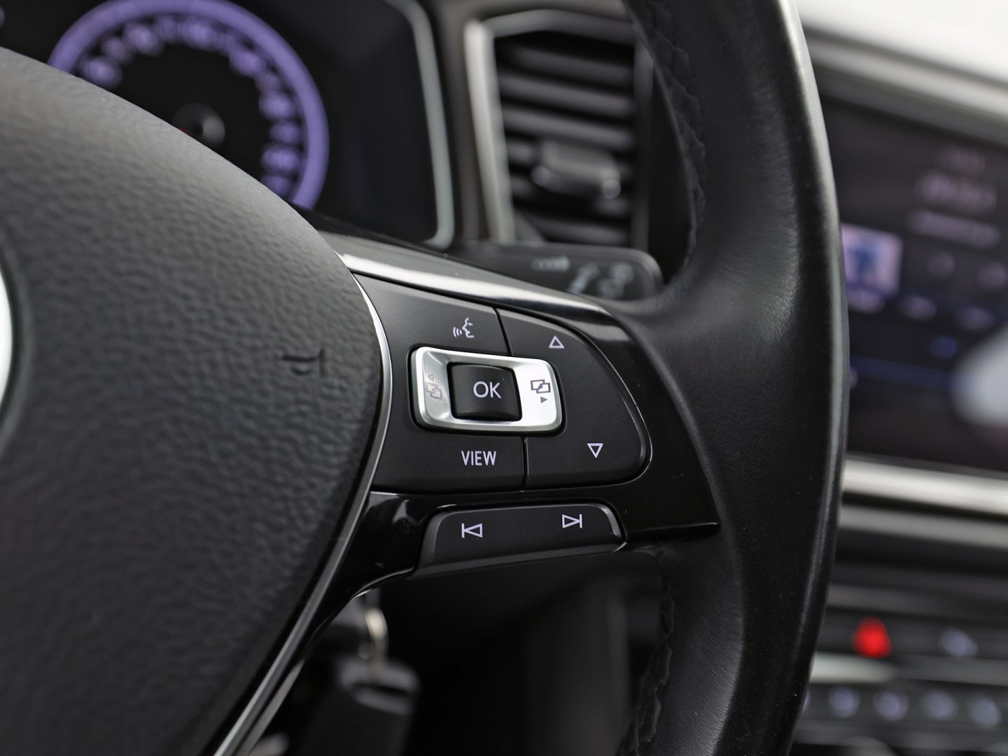 Volkswagen T-Roc 1.5 TSI Sport 150Pk (APPLE CARPLAY, GROOT NAVI, STUUR/STOELVERWARMING, CAMERA, SPORTSTOELEN, ADAPTIVE CRUISE, CLIMATE, NIEUWE APK, NIEUWSTAAT)