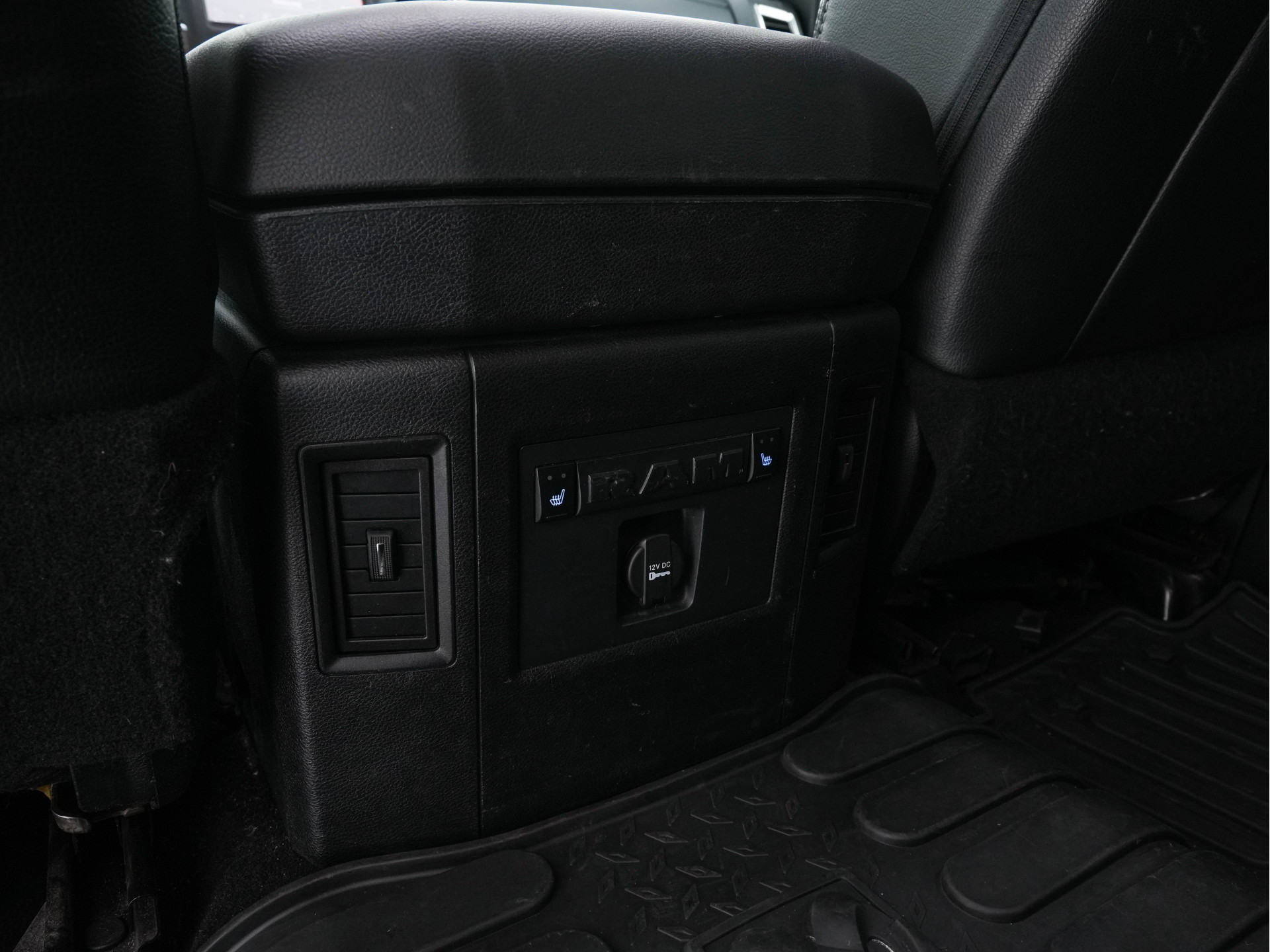 Dodge Ram 1500 HEMI 5.7 V8 4x4 Quad Cab 6'4 [ 5-Pers. ] Aut. *PANO | LEATHER | XENON | ALPINE-AUDIO | DAB+ | NAVI-FULLMAP | KEYLESS | CAMERA | HEATED-COMFORTSEATS | ECC | PDC | CRUISE | TOWBAR | 20''ALU*