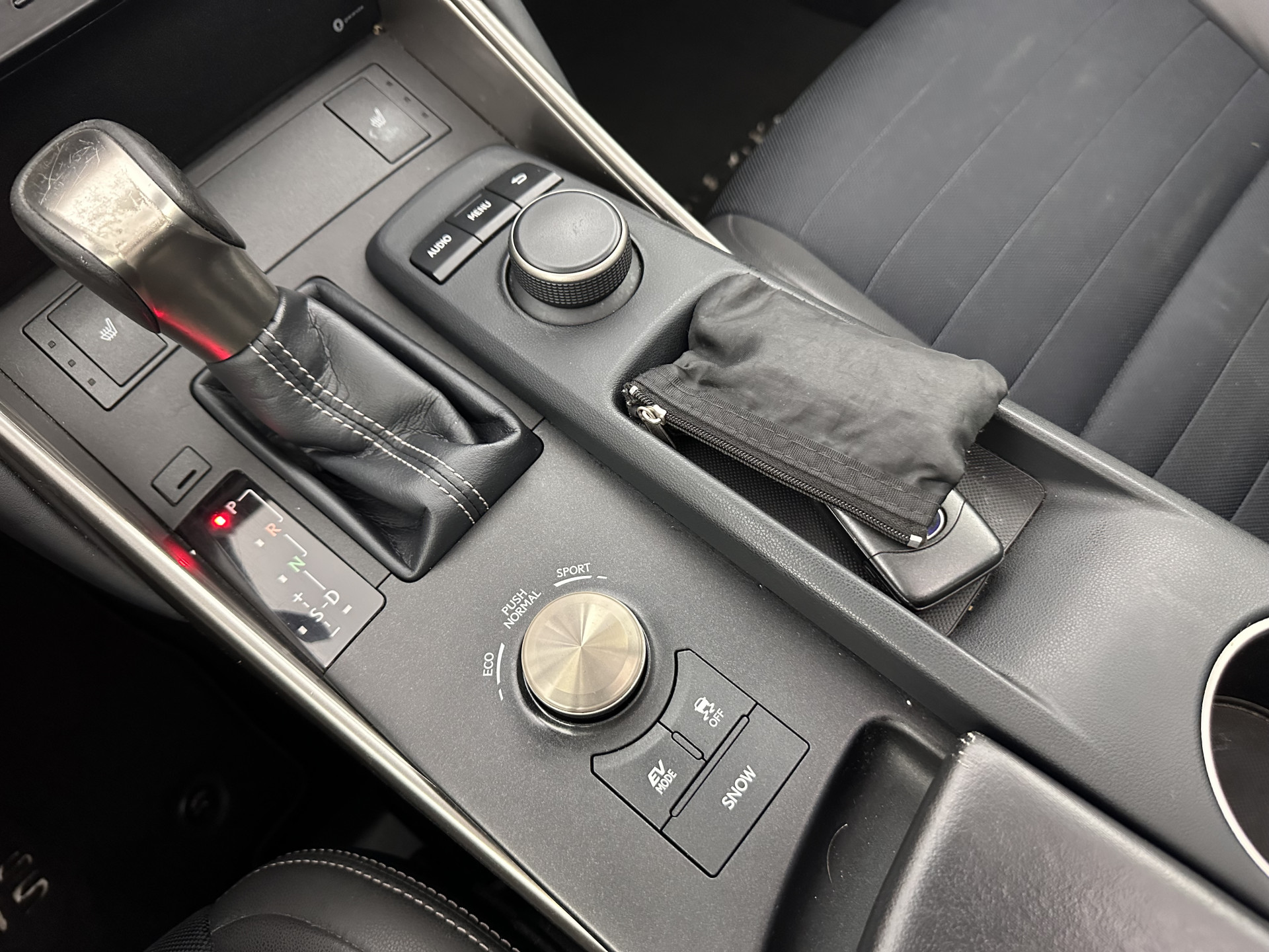 Lexus IS 300h Hybrid Business Line Aut. *PANO | LEATHER-MICROFIBRE | FULL-LED | NAVI-FULLMAP | HEATED-COMFORTSEATS | CAMERA | ECC | SHIFT-PADDLES | PDC | CRUISE | 17''ALU*