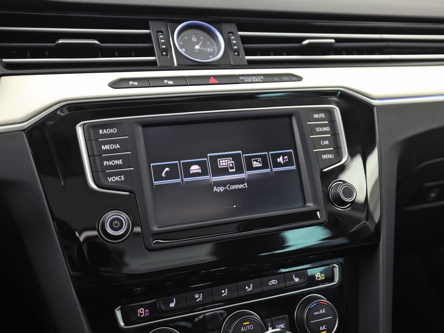 Volkswagen Passat Variant 1.4 TSI GTE HighLine Sport Automaat (PANORAMADAK, APPLE CARPLAY, SOH 77,9%, GROOT NAVI, CAMERA, TREKHAAK, KEYLESS, SPORTSTOELEN, STOELVERWARMING, GETINT GLAS, NIEUWSTAAT)