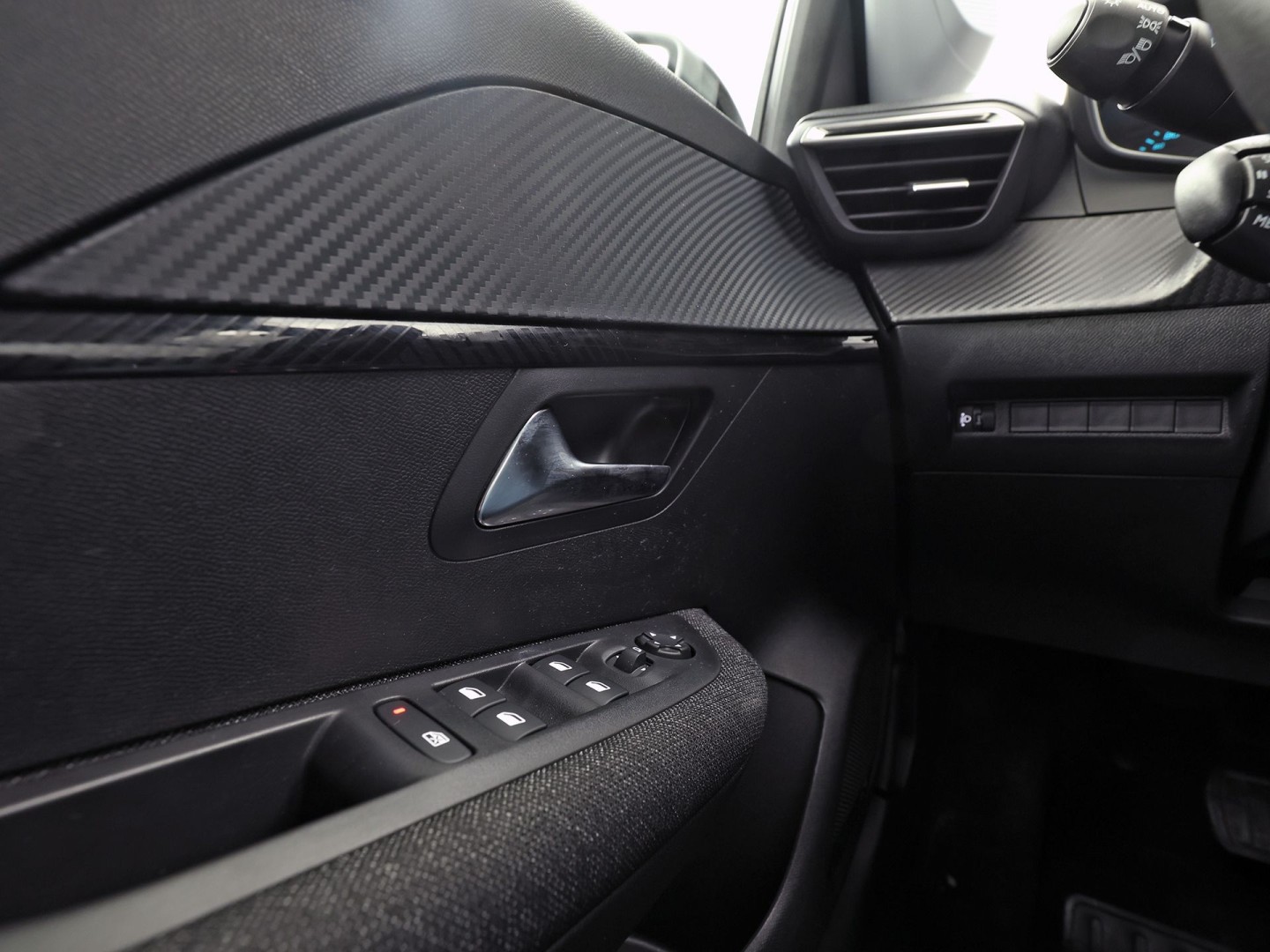 Peugeot 208 1.2 Hybrid 110 e-DCS6 Sport Style Automaat (APPLE CARPLAY, NAVIGATIE, PARKEERSENSOREN, SPORTSTOELEN, LANE ASSIST, CRUISE, NIEUWSTAAT)
