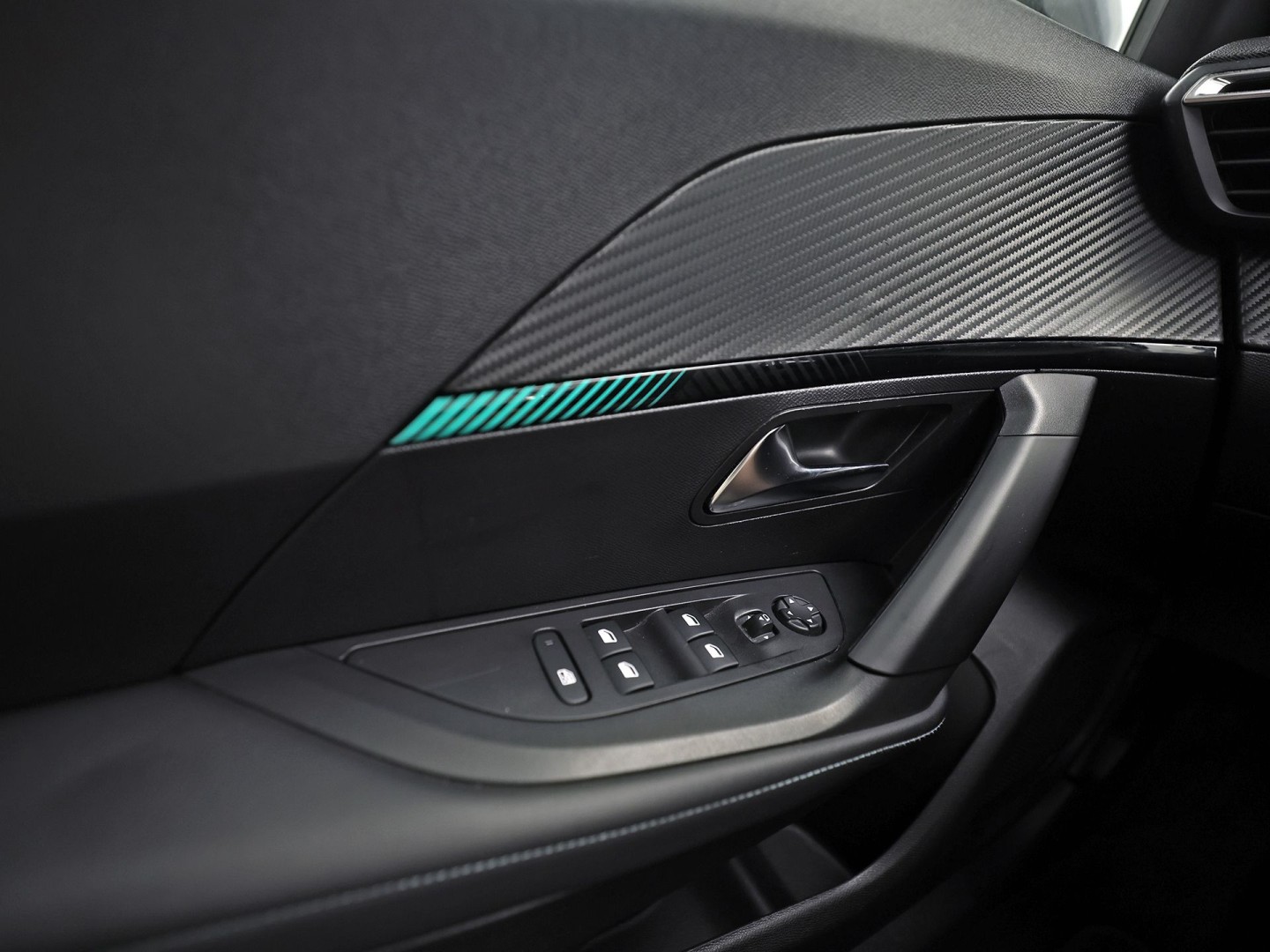 Peugeot 2008 1.2 PureTech Allure Sport Automaat VIRTUAL COCKPIT, APPLE CARPLAY, STOELVERWARMING, LEDER, SPORTSTOELEN, GETINT GLAS, ADAPTIVE CRUISE, NIEUWSTAAT)