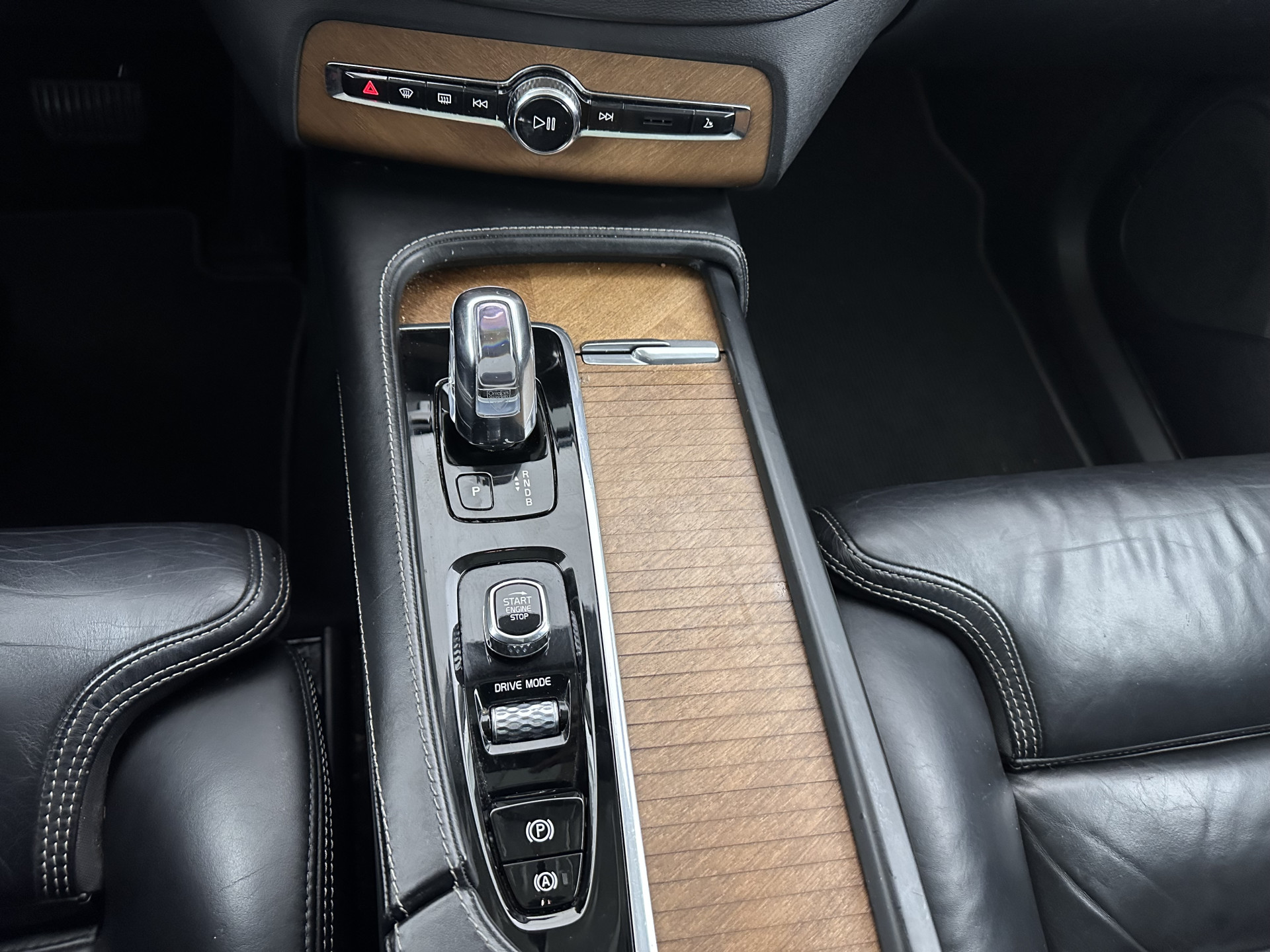 Volvo XC90 2.0 T8 Twin Engine AWD Inscription (7-Pers.) [ Plug-In ] Aut.*PANO | LEATHER | FULL-LED | MEMORY-PACK | DIGI-COCKPIT | HARMAN/KARDON | CAMERA | HEATED-SPORTSEATS | HEAD-UP | LANE-ASSIST | CARPLAY | AIRSUSPENSION | ECC | PDC | CRUISE | TOWBAR |