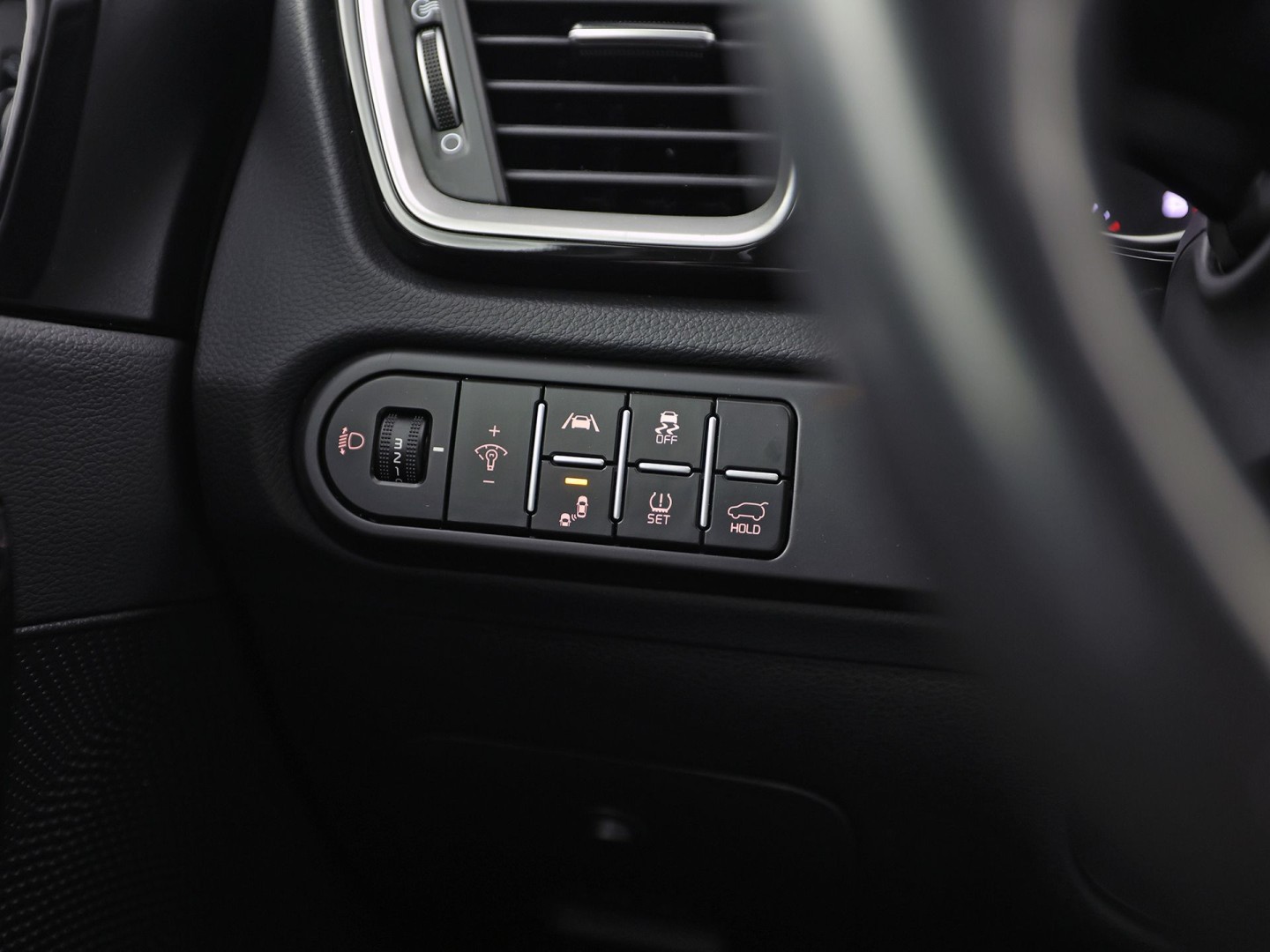 Kia Ceed 1.0 T-GDi DynamicPlusLine (APPLE CARPLAY, GROOT NAVI, STUUR/STOELVERWARMING, CAMERA, SPORTSTOELEN, TREKHAAK, GETINT GLAS, KEYLESS, NIEUWSTAAT)