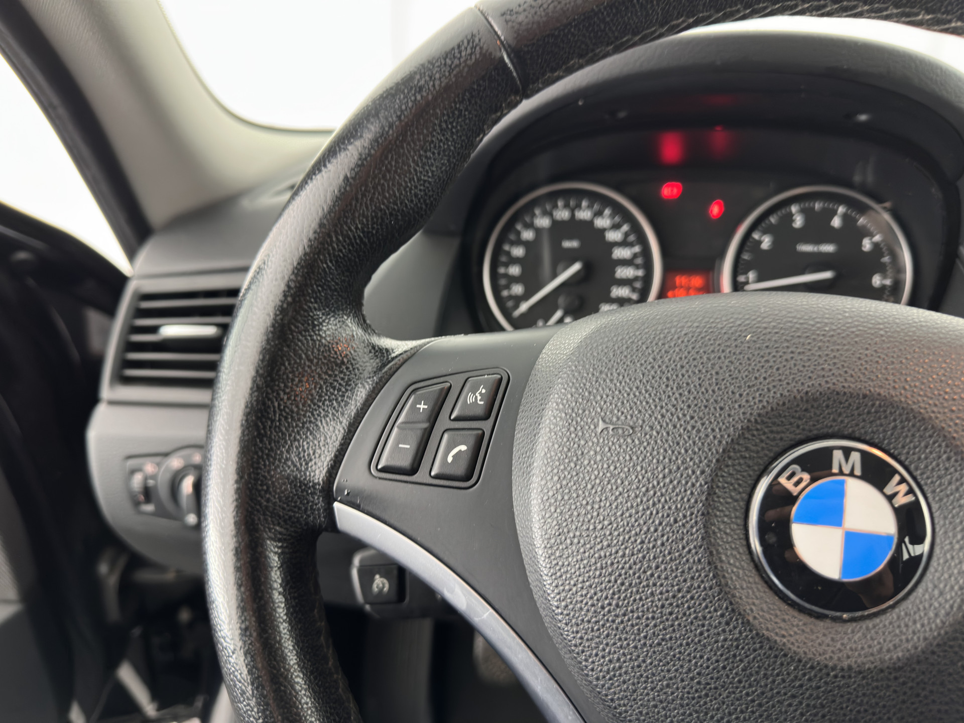 BMW X1 sDrive18i X-Line Executive *NAVI-FULLMAP | COMFORT-SEATS | ECC | PDC | CRUISE | TOWBAR | 18''ALU*