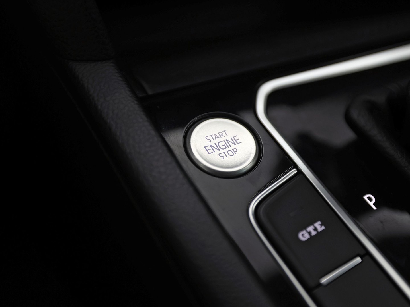 Volkswagen Passat Variant 1.4 TSI PHEV GTE 218Pk Automaat (APPLE CARPLAY, SOH 88,9%, GROOT NAVI, CAMERA, TREKHAAK, KEYLESS, SPORTSTOELEN, STOELVERWARMING, GETINT GLAS, NIEUWSTAAT)