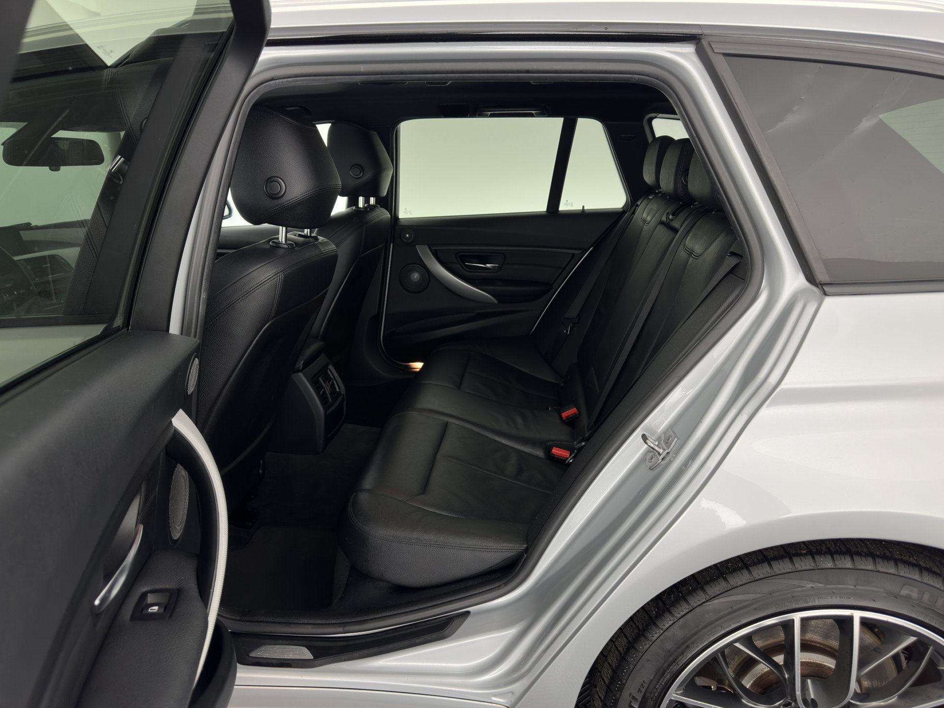 BMW 3-serie Touring 330d xDrive M-Aerodynamica-Pack High-Executive Aut * LEATHER | NAVI-FULLMAP | XENON | HEATED-SPORTSEATS | SHIFT-PADDLES | PDC | PRIVACY-GLASS | KEYLESS | CAMERA | TOWBAR | 18''ALU*