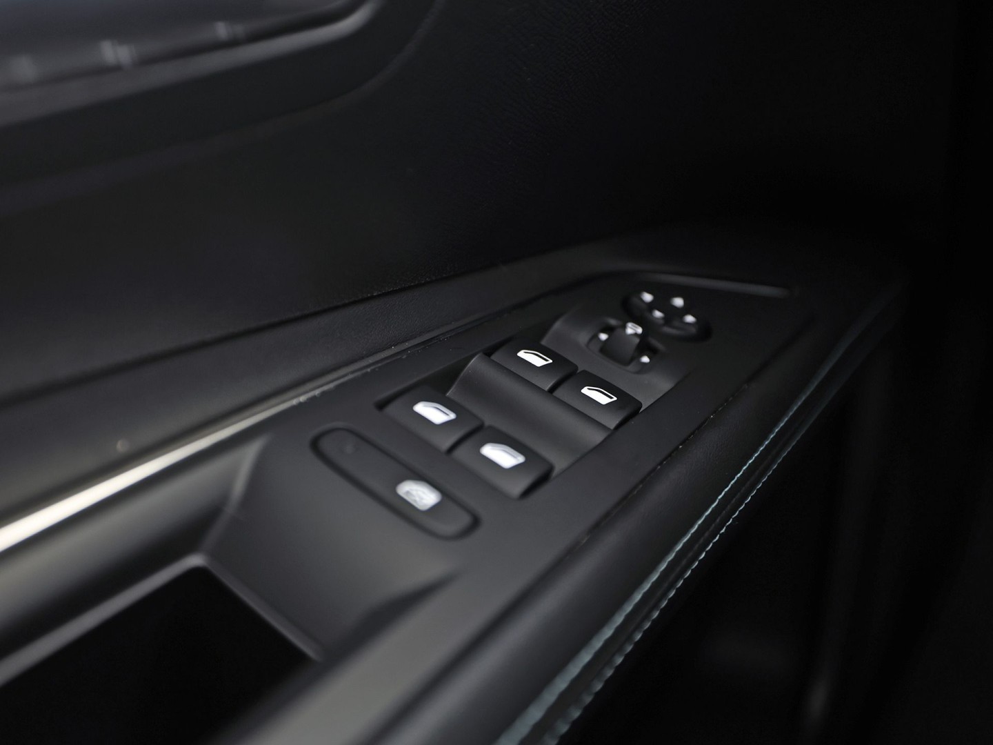 Peugeot 3008 1.6 HYbrid 225 Allure Blacksport 225Pk Automaat (APPLE CARPLAY, SOH 94,7%, BLACK PACK, GROOT NAVI, 360 CAMERA, SPORTSTOELEN, KEYLESS, LANE ASSIST, NIEUWE APK, NIEUWSTAAT)