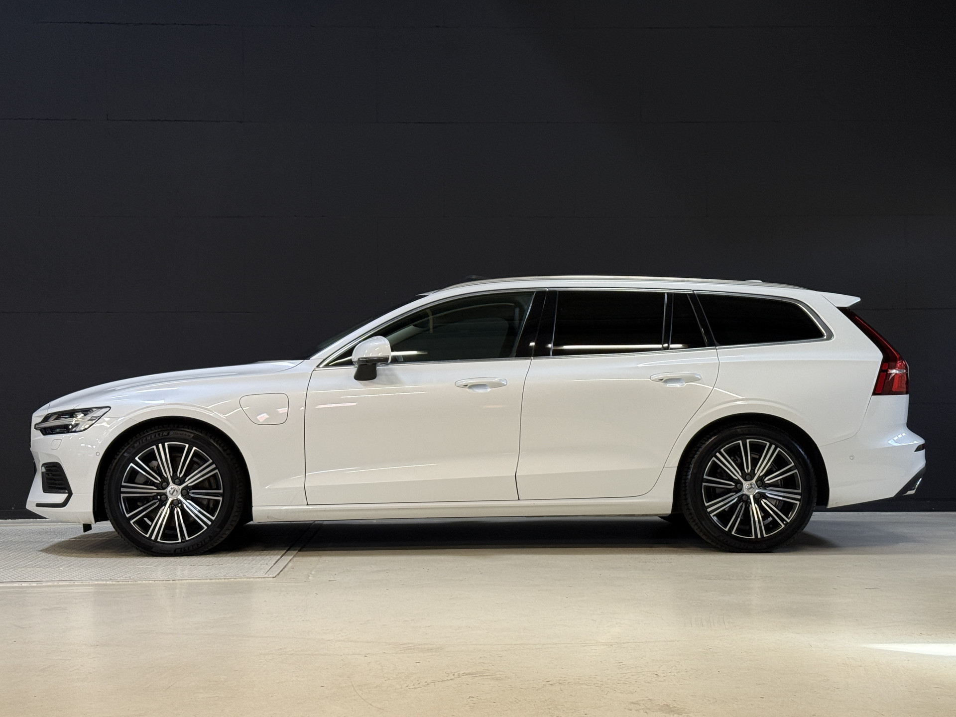 Volvo V60 2.0 T8 Twin Engine AWD Inscription | Panoramadak | 360 camera | Harman/Kardon | Adaptive cruise | Stoelverwarming