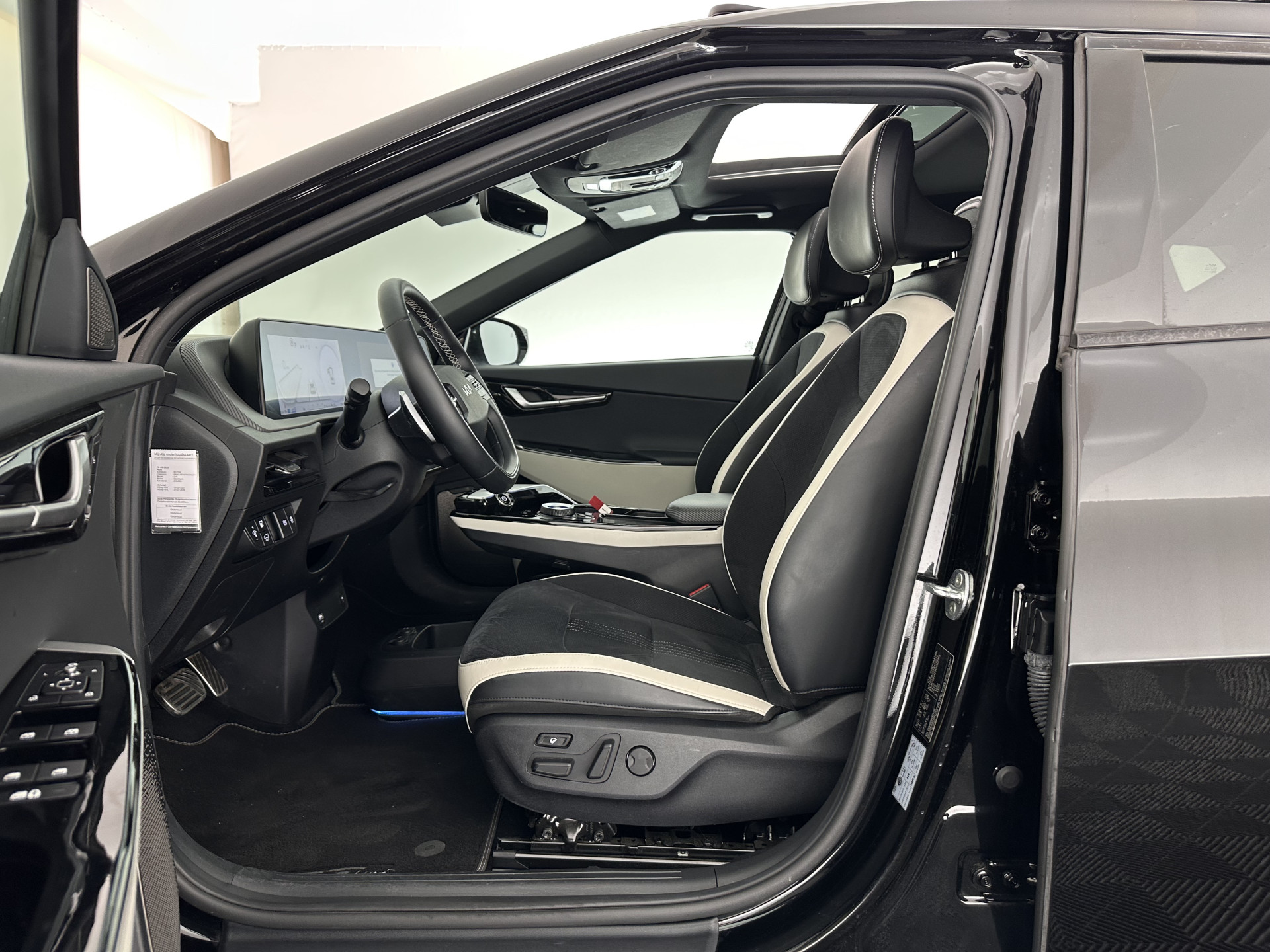 Kia EV6 GT-Line 77.4 kWh [ 3-Fase-11kW ] (SOH-100%) (INCL-BTW) Aut. *HEATPUMP | PANO | HEAD-UP | LEATHER-ALCANTARA | ADAPTIVE-CRUISE | DIGI-COCKPIT | MERIDIAN-AUDIO | MEMORYPACK | FULL-LED | KEYLESS | TOPVIEW | DAB | BLINDSPOT | NAVI-FULLMAP |