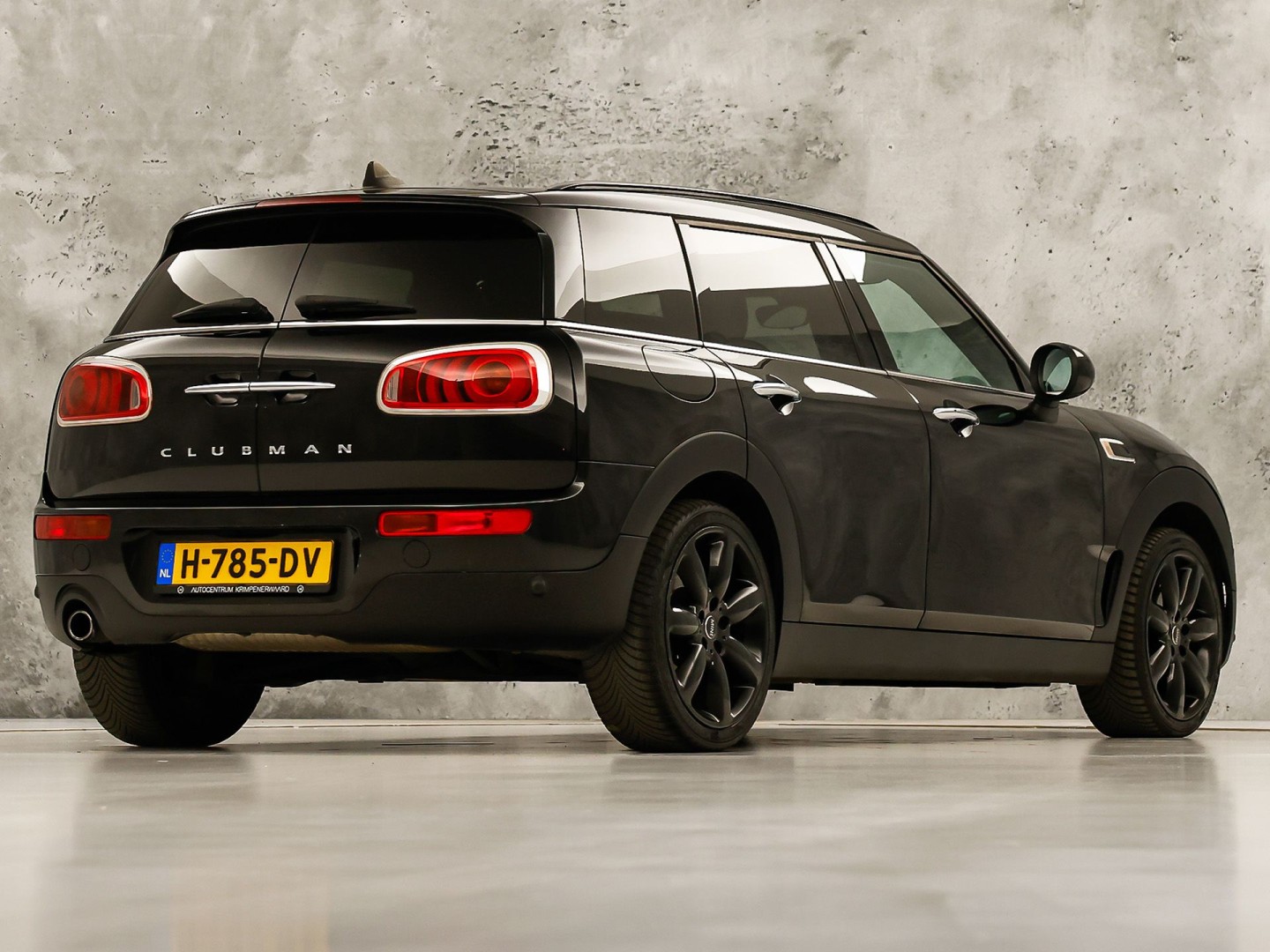 MINI Clubman 1.5 Chili Black Sport Automaat (PANORAMADAK, NAVIGATIE, LEDEREN SPORTSTOELEN, STOELVERWARMING, CRUISE, CLIMATE, ZWART HEMEL, NIEUWE APK)