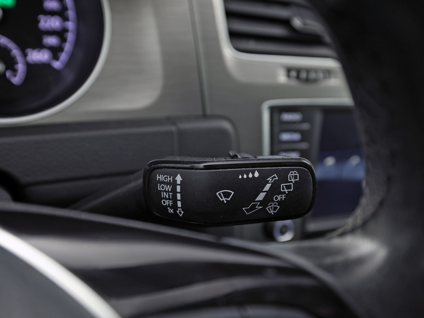 Volkswagen Golf 1.0 TSI Sportline Automaat (APPLE CARPLAY, NAVIGATIE, CAMERA, CLIMATE, SPORTSTOELEN, GETINT GLAS, LM VELGEN, CRUISE, NIEUWSTAAT)