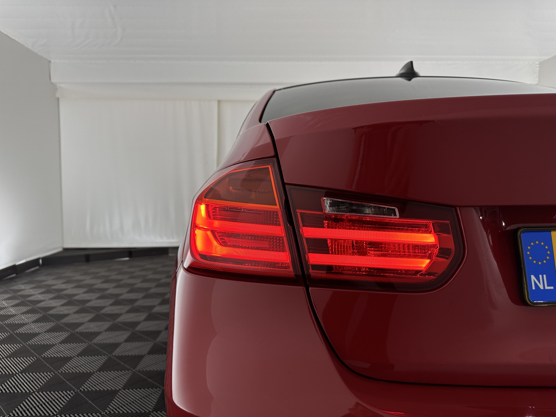 BMW 3-serie 330d M-Sportpack High Executive Aut. *PANO | LEATHER | XENON | ADAPTIVE-CRUISE | HARMAN/KARDON | MEMORY-PACK | BLINDSPOT | HEATED-SPORTSEATS | CAMERA | DAB | KEYLESS | ECC | HEAD-UP | PDC | SHIFTPADDLES | TOWBAR |  18''ALU