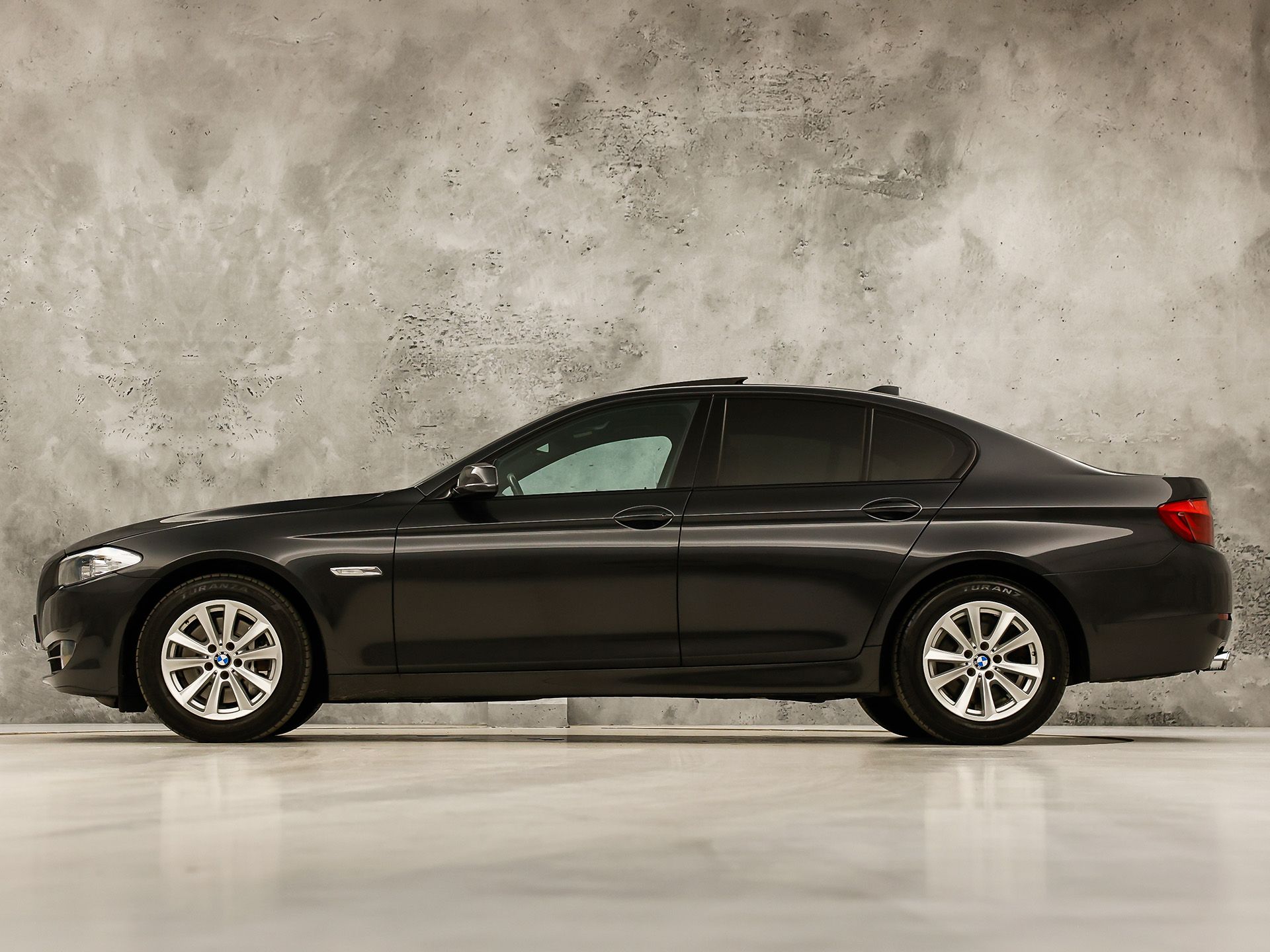 BMW 5 Serie 528i High Executive 245Pk Automaat (SCHUIFDAK, GROOT NAVI, LEDER, GETINT GLAS, ELEK SPORTSTOELEN, ZWART HEMEL, STOELVERWARMING, PARKEERSENSOREN, XENON, NIEUWSTAAT)