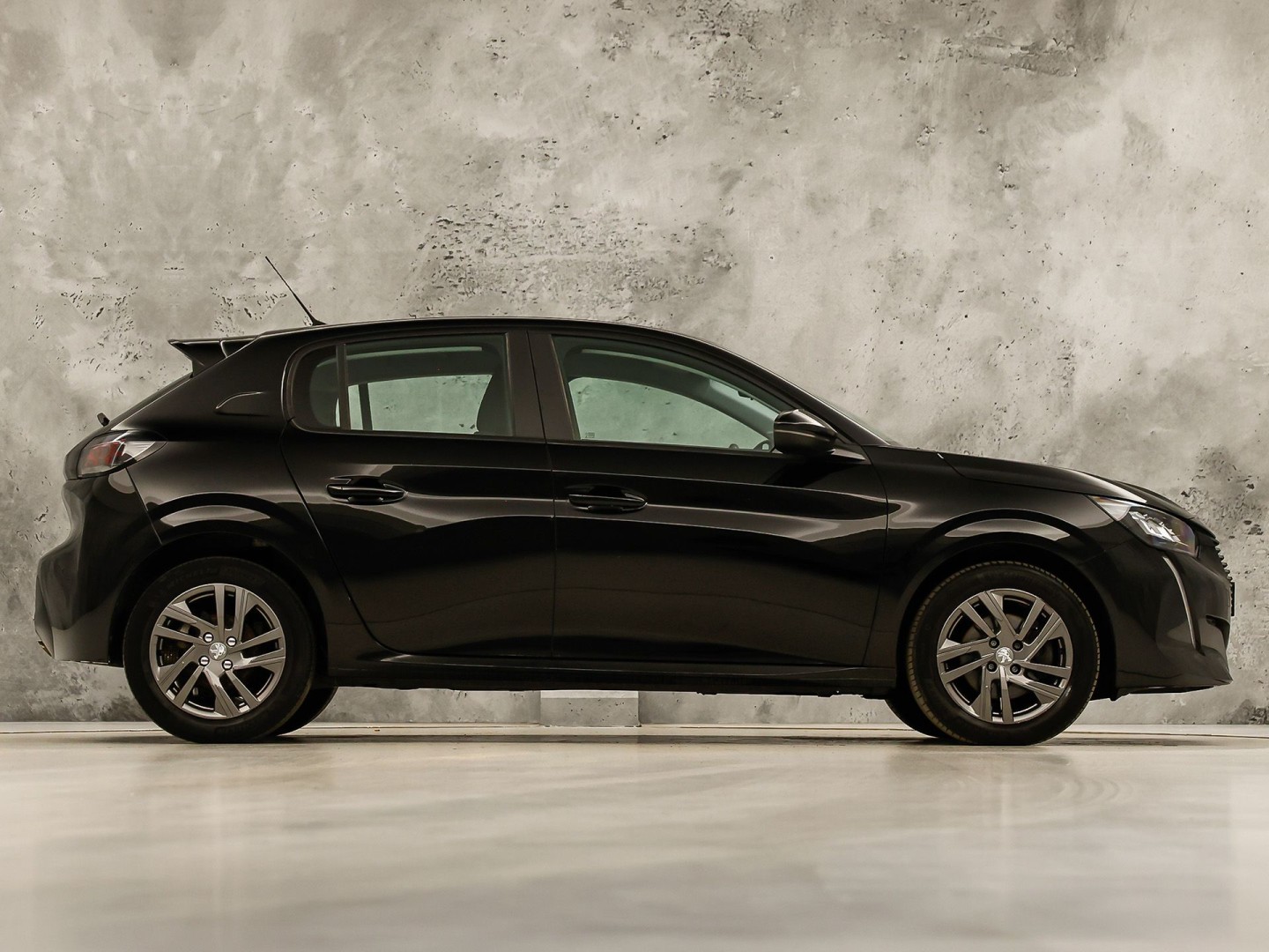 Peugeot 208 1.2 PureTech Sport Automaat (APPLE CARPLAY, KEYLESS, PARKEERSENSOREN, SPORTSTOELEN, CRUISE, LANE ASSIST, NIEUWE APK, NIEUWSTAAT)