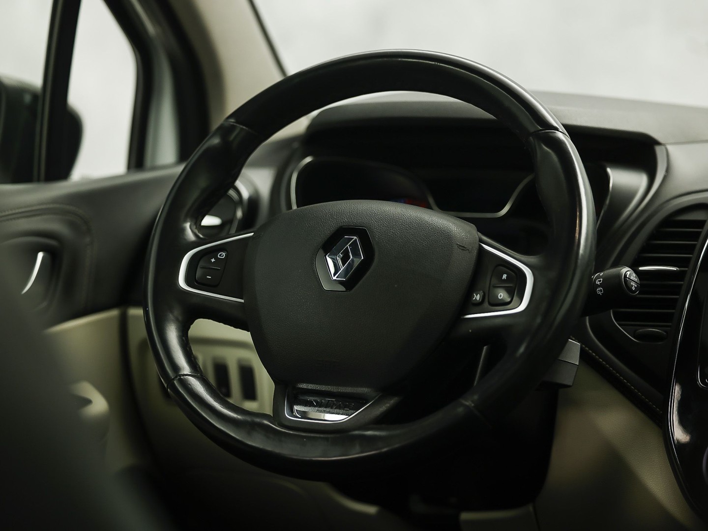 Renault Captur 1.2 TCe Initiale Paris (PANORAMADAK, NAVIGATIE, LEDER, STOELVERWARMING, CLIMATE, CAMERA, SPORTSTOELEN, GETINT GLAS, CRUISE, NIEUWSTAAT)