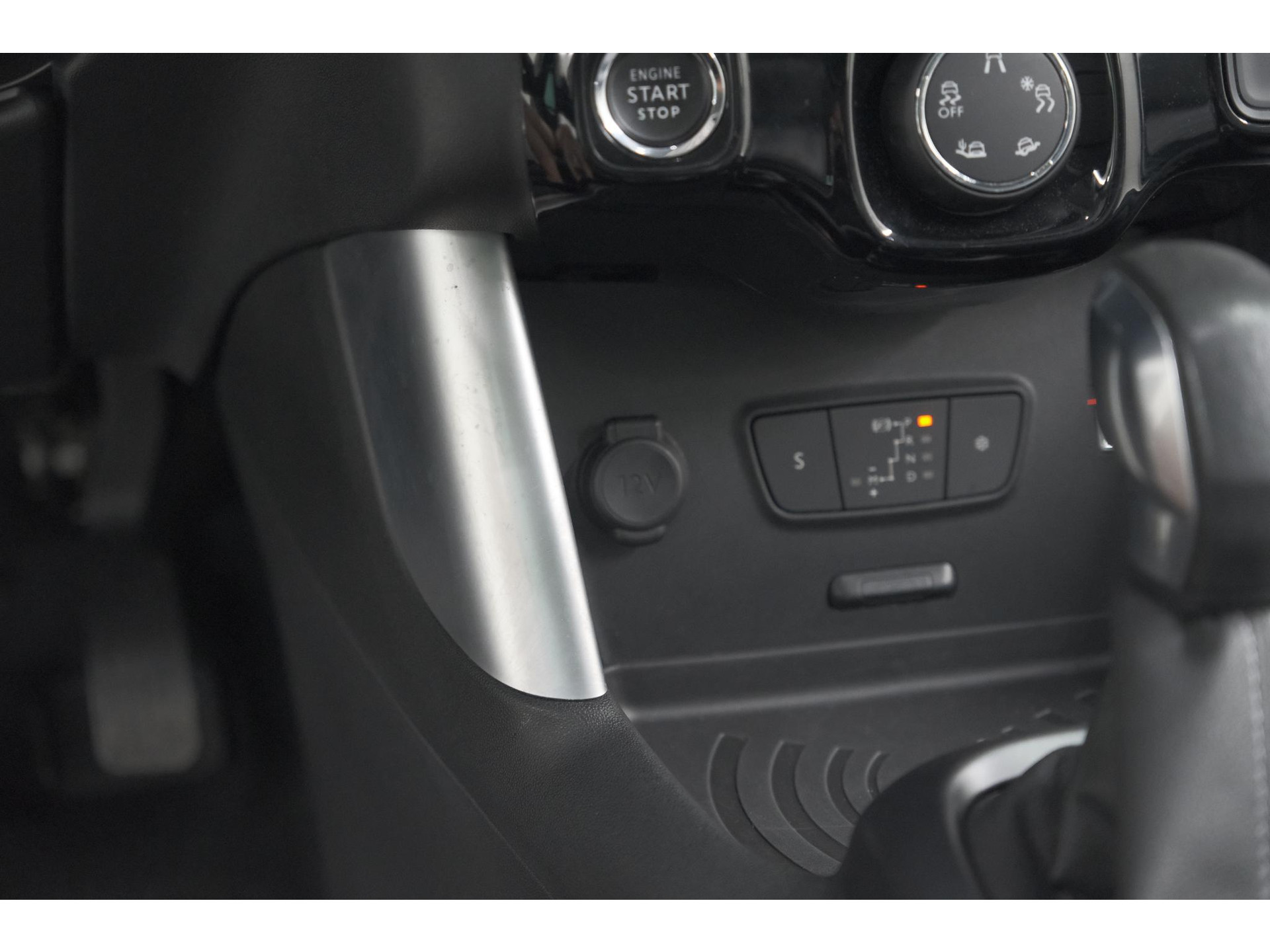 Citroen C3 Aircross PureTech 110 EAT6 Shine | Trekhaak | Panoramadak | Head-Up Display | Camera | Navigatie