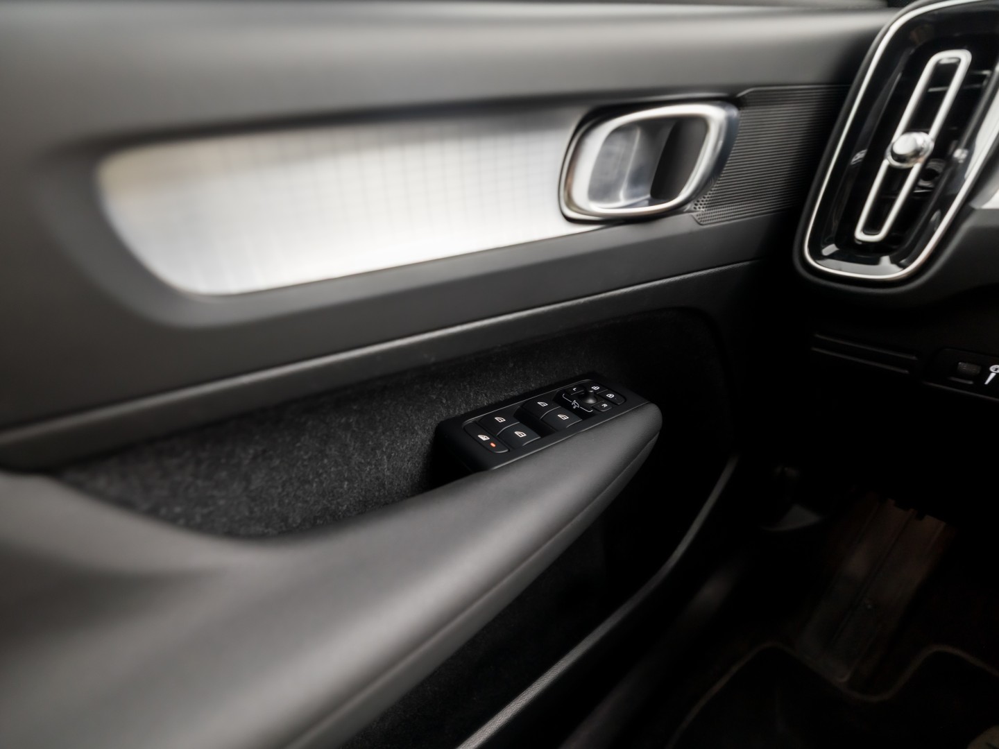 Volvo XC40 1.5 T5 Recharge Sport 262Pk Automaat (BLACK PACK, APPLE CARPLAY, GROOT NAVI, ZWART HEMEL, STUUR/STOELVERWARMING, SPORTSTOELEN, GETINT GLAS, LANE ASSIST, NIEUWE APK, NIEUWSTAAT)