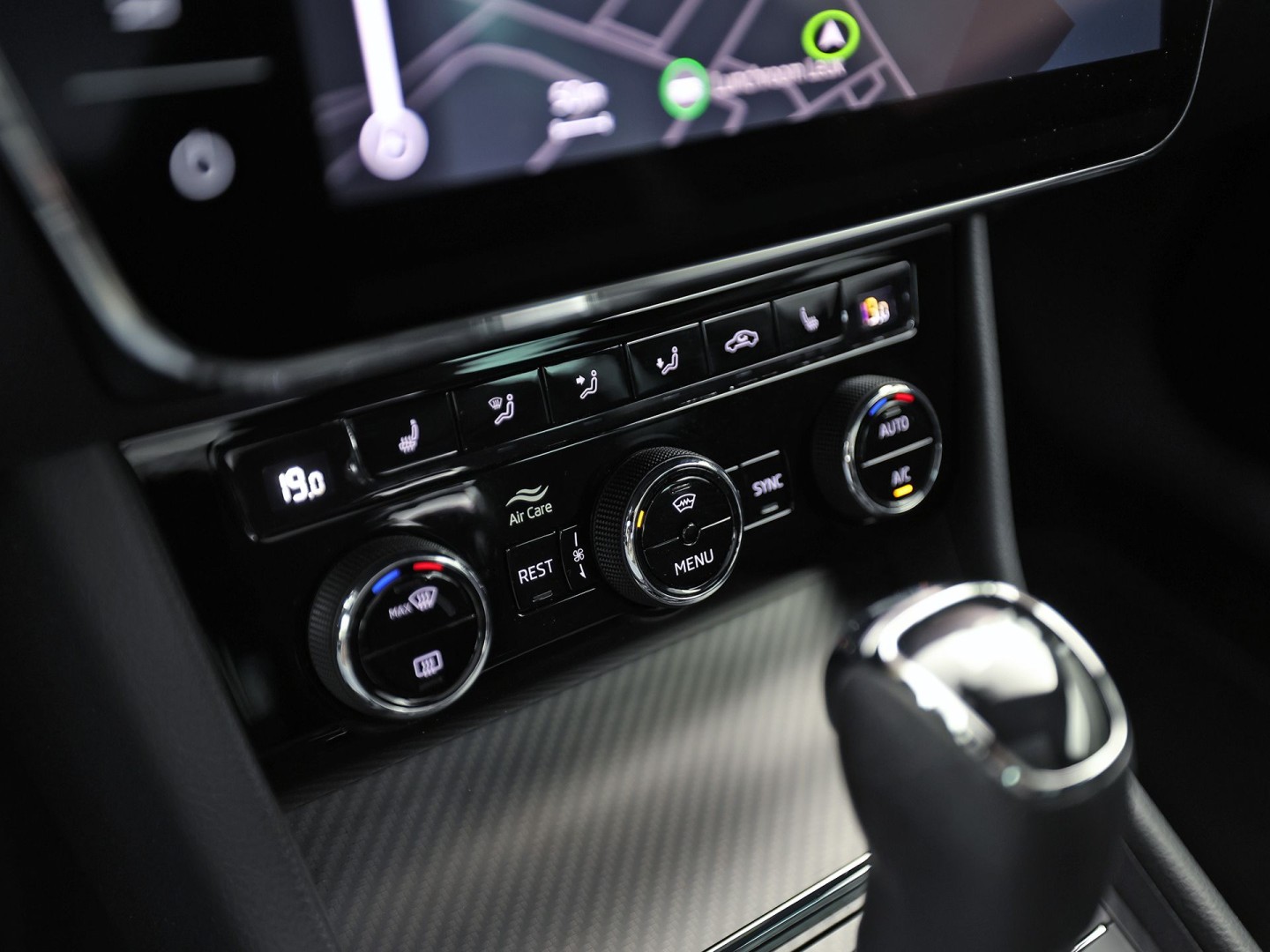 Škoda Superb Combi 1.4 TSI iV Sportline 218Pk Automaat (PANORAMADAK, 360 CAMERA, VIRTUAL COCKPIT, MEMORY SEATS, CANTON AUDIO, STOELVERWARMING, ADAPTIVE CRUISE, SFEERVERLICHTING, APPLE CARPLAY, NIEUWSTAAT)