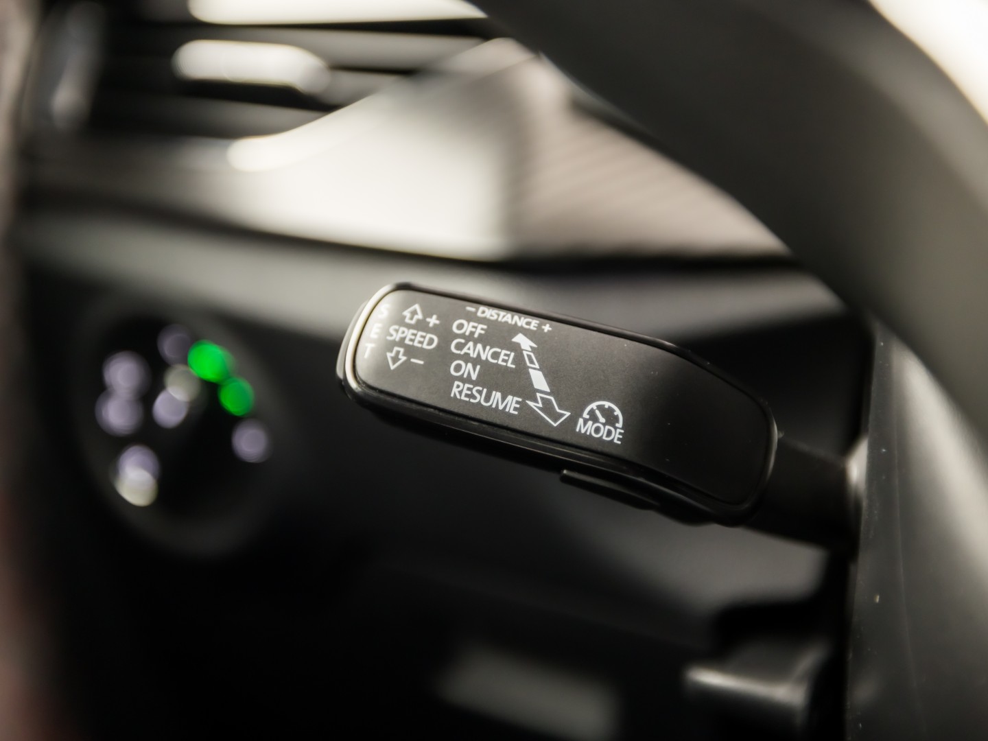 Škoda Kamiq 1.0 TSI Monte Carlo Automaat (PANORAMADAK, VIRTUAL COCKPIT, KUIPSTOELEN, APPLE CARPLAY, CAMERA, GETINT GLAS, ADAPTIVE CRUISE, KEYLESS, NIEUWSTAAT)