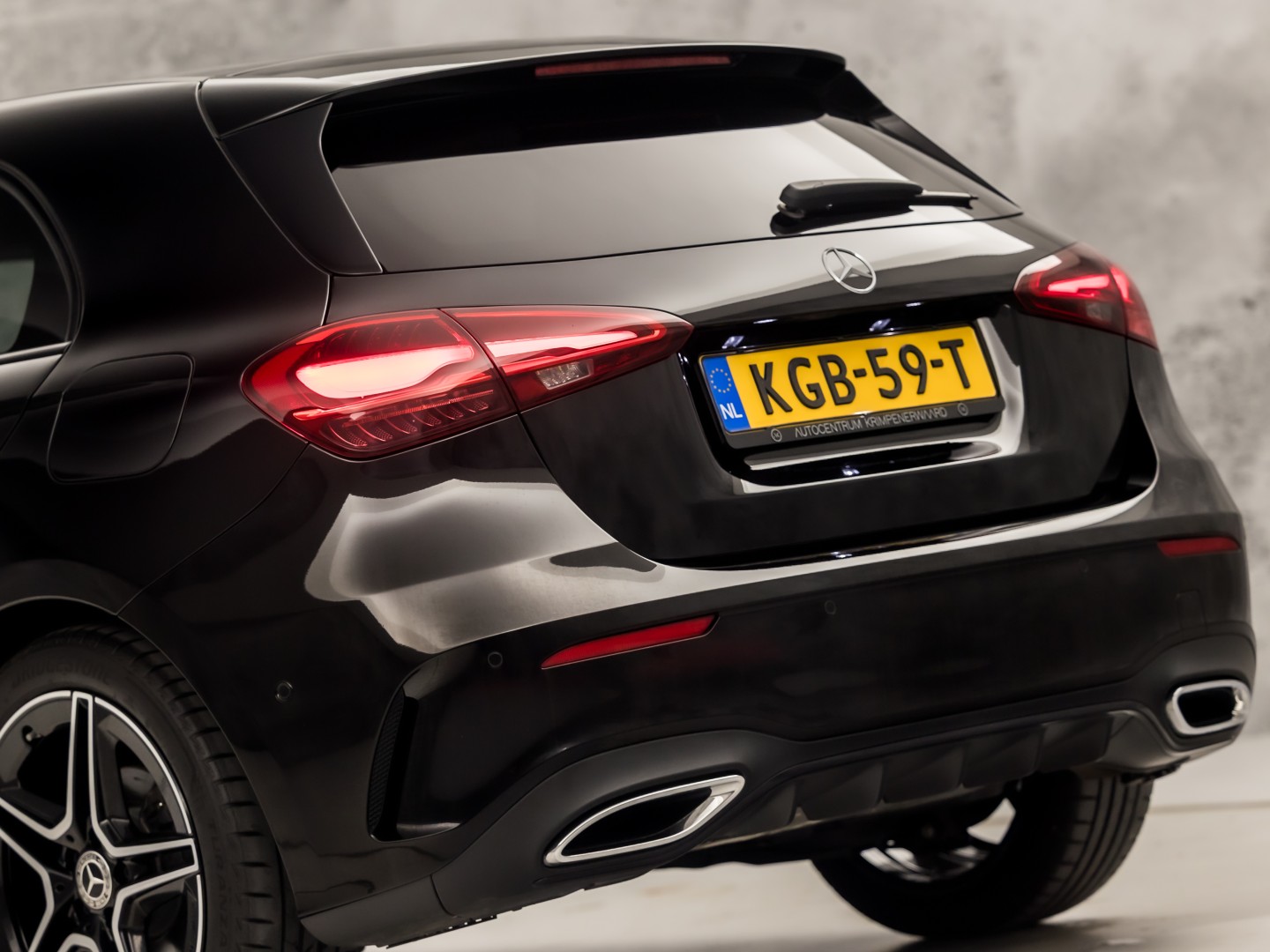 Mercedes-Benz A-Klasse 180 AMG Line Automaat (FABRIEKSGARANTIE, APPLE CARPLAY, GROOT NAVI, SFEERVERLICHTING, CAMERA, KUIPSTOELEN, STOELVERWARMING, GETINT GLAS, NIEUWSTAAT)