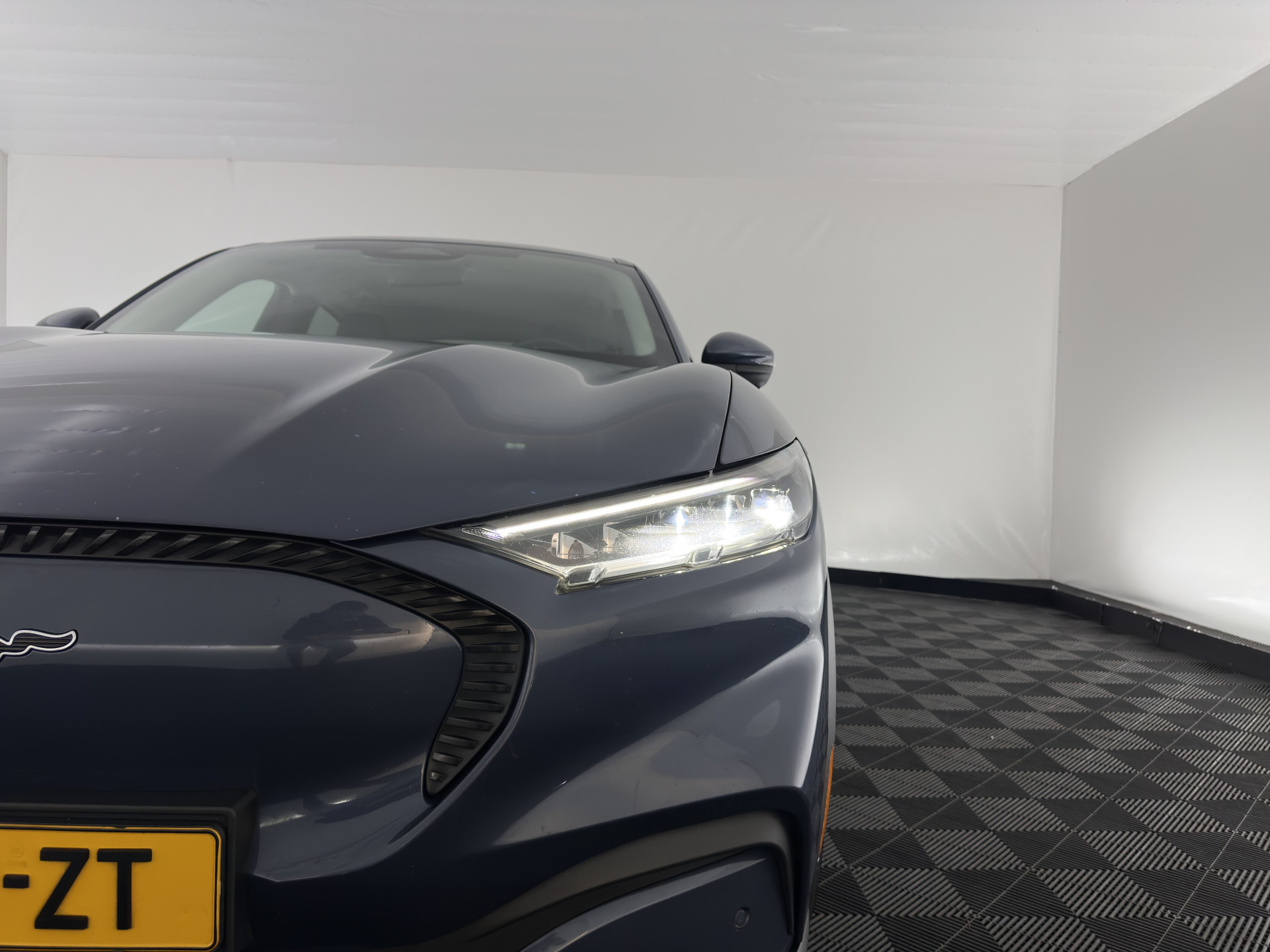 Ford Mustang Mach-E RWD 75 kWh [3-Fase ] {SOH-90%} (INCL-BTW) Aut.*LEATHER | FULL-LED | DAB | DIGI-COCKPIT | KEYLESS | NAVI-FULLMAP | CARPLAY | HEATED-COMFORTSEATS | TOPVIEW |  ADAPTIVE-CRUISE | PRIVACY-GLASS | 18'' ALU*