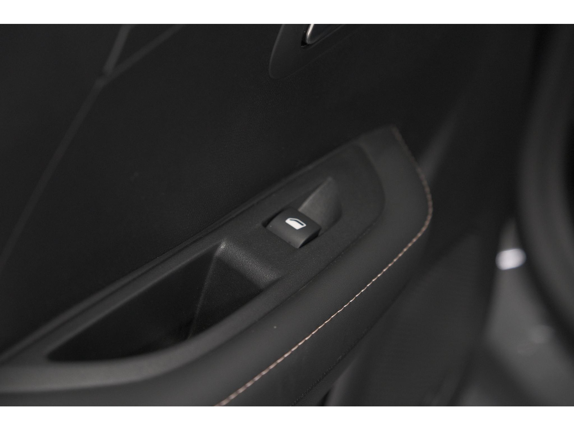 Peugeot 208 1.2 Hybrid 110 e-DCS6 Allure | Apple Carplay | Parkeersensoren Voor + Achter | Climate Control