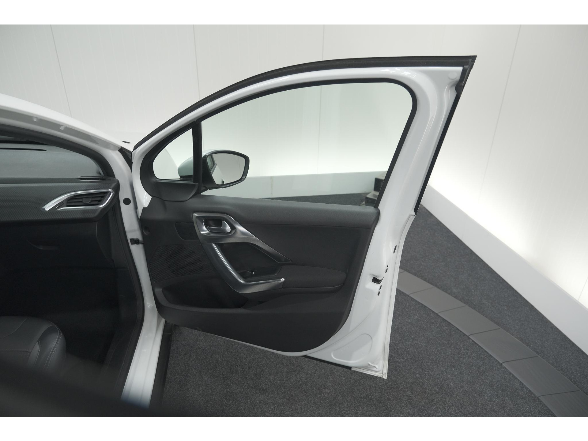 Peugeot 2008 PureTech 130 Allure | Camera | Apple Carplay | Parkeersensoren | Navigatie
