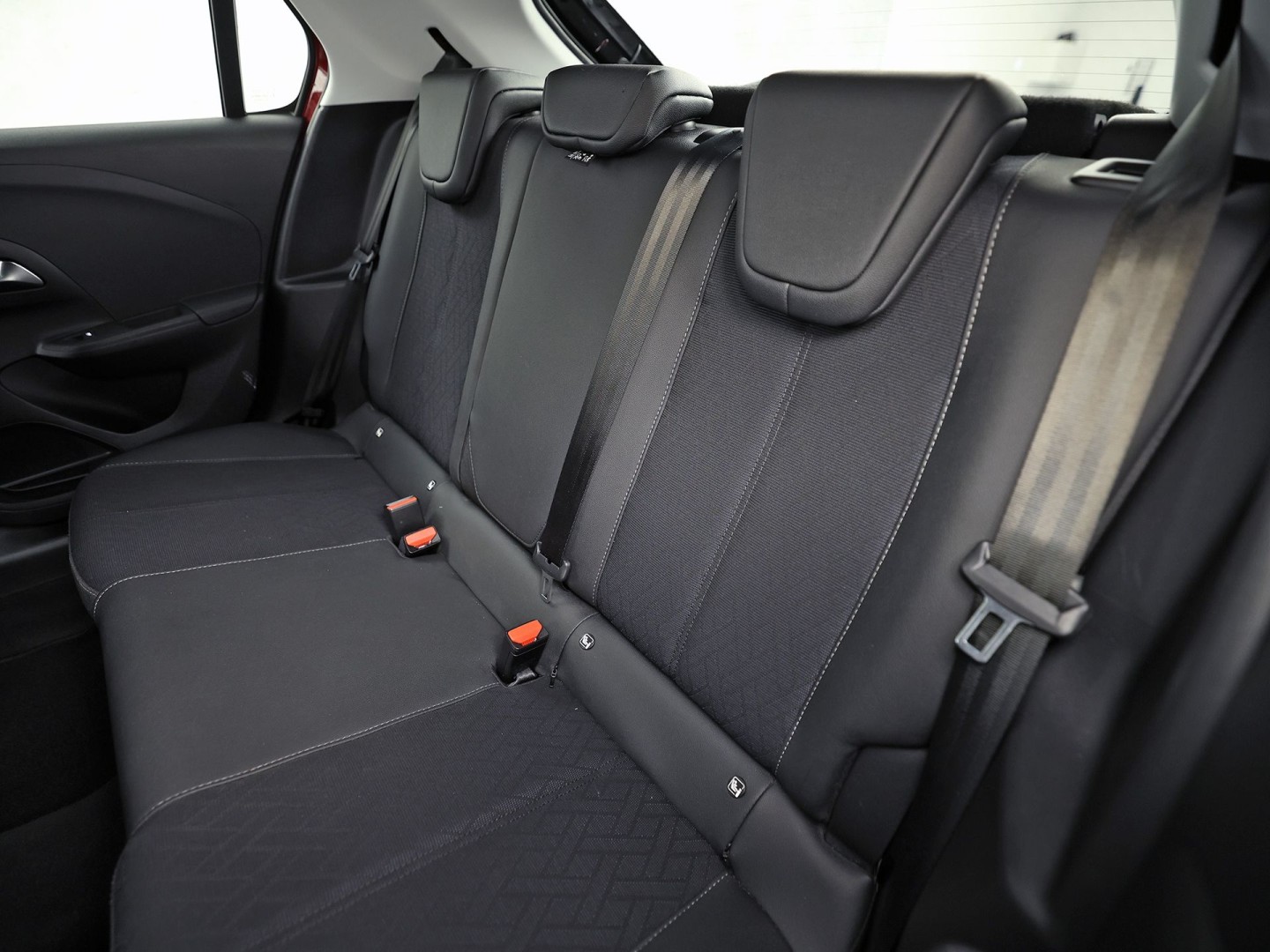 Opel Corsa 1.2 Elegance Sport Automaat (VIRTUAL COCKPIT, APPLE CARPLAY, GROOT NAVI, 360 CAMERA, SPORTSTOELEN, GETINT GLAS, LM VELGEN, LEDER STUURWIEL, NIEUWSTAAT)