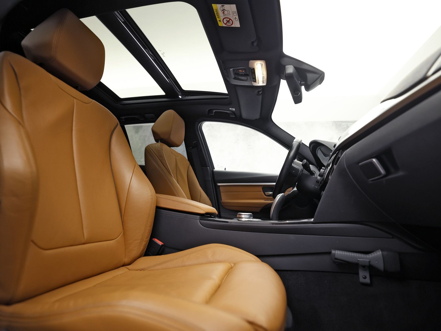 BMW 3 Serie 318i M Sport Automaat (PANORAMADAK, M PAKKET, GROOT NAVI, CAMERA, DEALER ONDERHOUDEN, COGNAC LEDER, SPORTSTOELEN, STOELVERWARMING, VIRTUAL COCKPIT, NIEUWSTAAT)