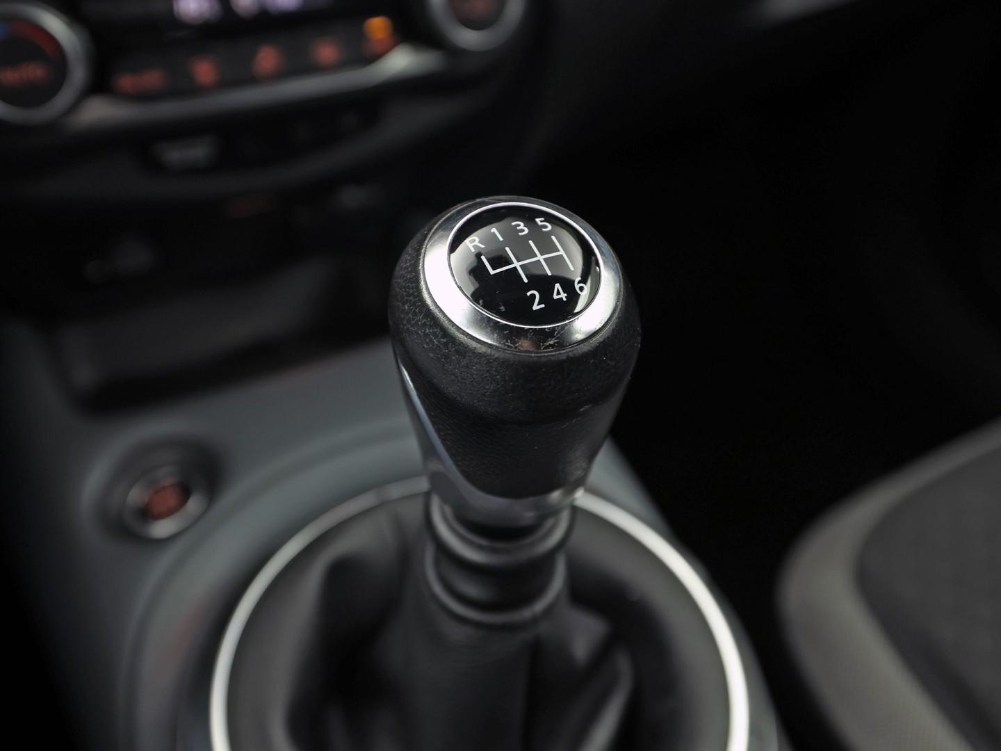 Nissan Juke 1.0 DIG-T N-Connecta (APPLE CARPLAY, GROOT NAVI, CLIMATE, CAMERA, SPORTSTOELEN, GETINT GLAS, KEYLESS START, CRUISE, NIEUWSTAAT)