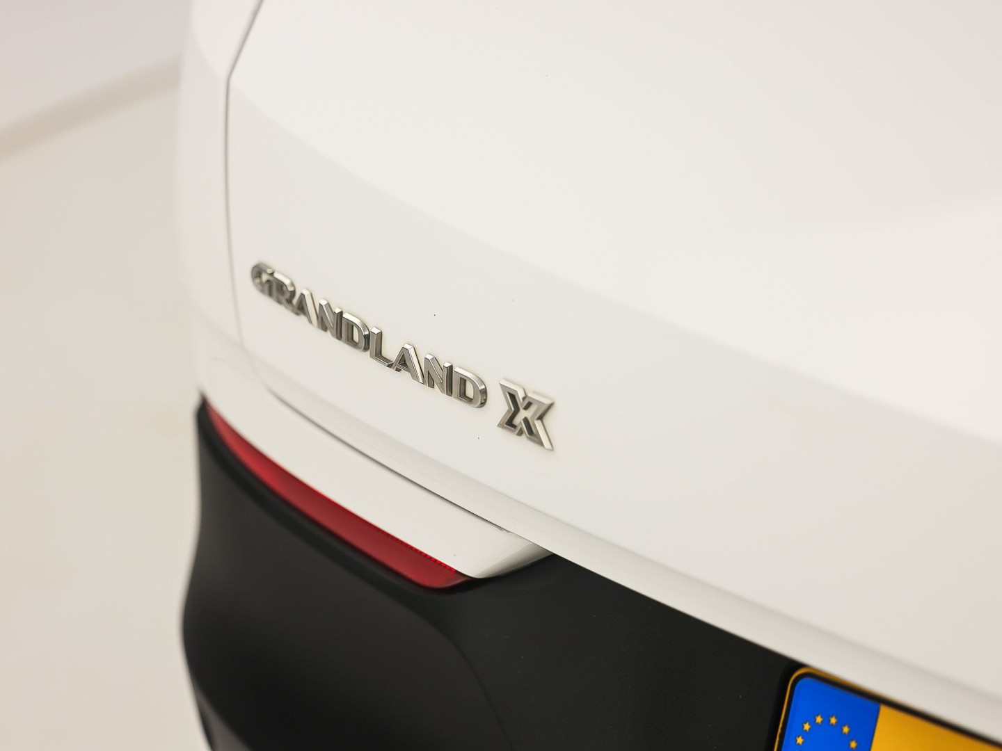 Opel Grandland X 1.2 Turbo Elegance (STOELVERWARMING/KOELING, APPLE CARPLAY, 360 CAMERA, MEMORY SEAT, LEDER, GETINT GLAS, STUURWIEL VERWARMD, NIEUWE APK, NIEUWSTAAT)