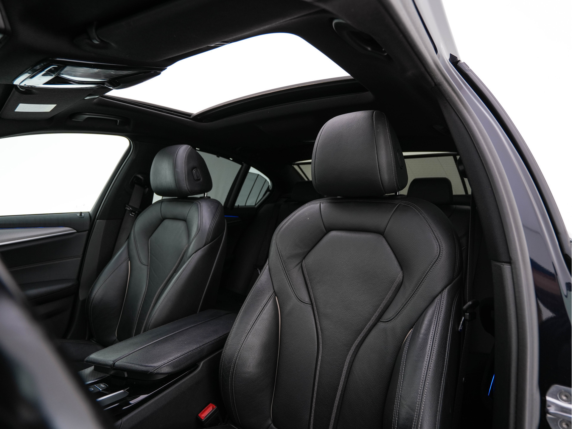 BMW 5-serie 520d xDrive M-Sport-Pack High Executive (INCL-BTW) Aut. *PANO | LUXURY-LEATHER | FULL-LED | HEAD-UP | DIGI-COCKPIT | NAVI-FULLMAP | TOP-VIEW | MEMORY-PACK | ECC | AMBIENT-LIGHT | PDC | CRUISE | SHIFT-PADDLES | TOWBAR  | 20''ALU*